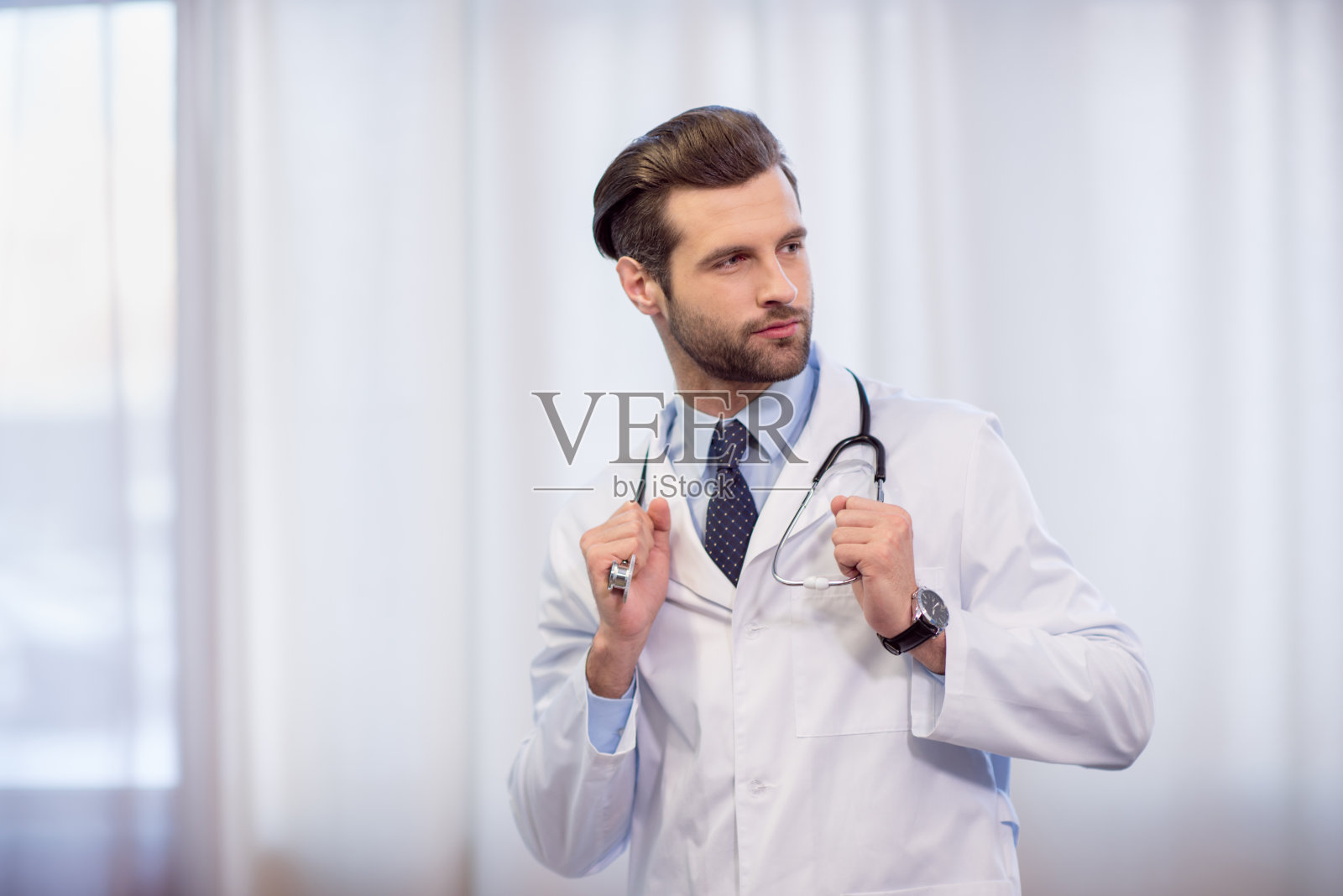 带听诊器的男医生照片摄影图片