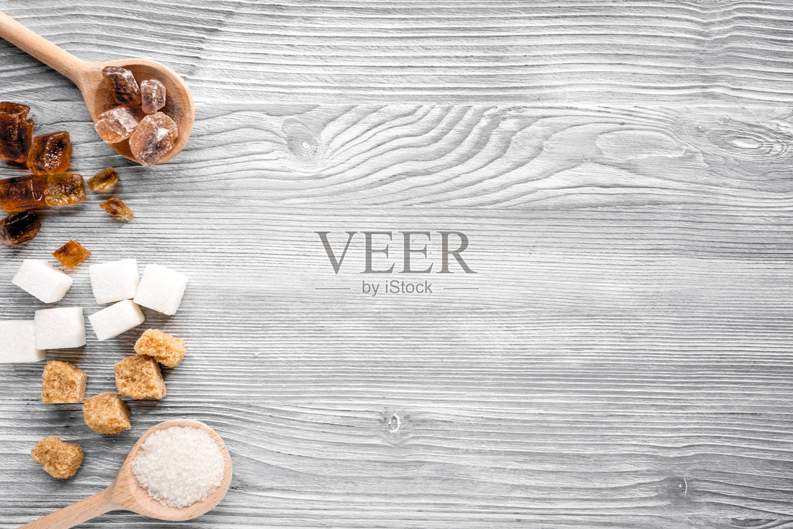 糖块和勺子甜设置在灰色的桌子背景俯视图模型照片摄影图片
