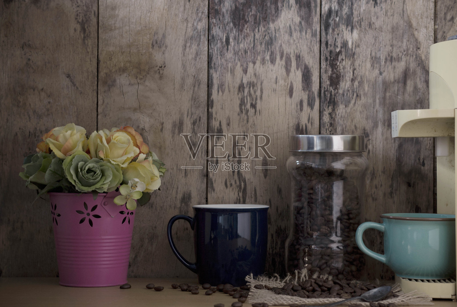 热咖啡放在木头上。照片摄影图片