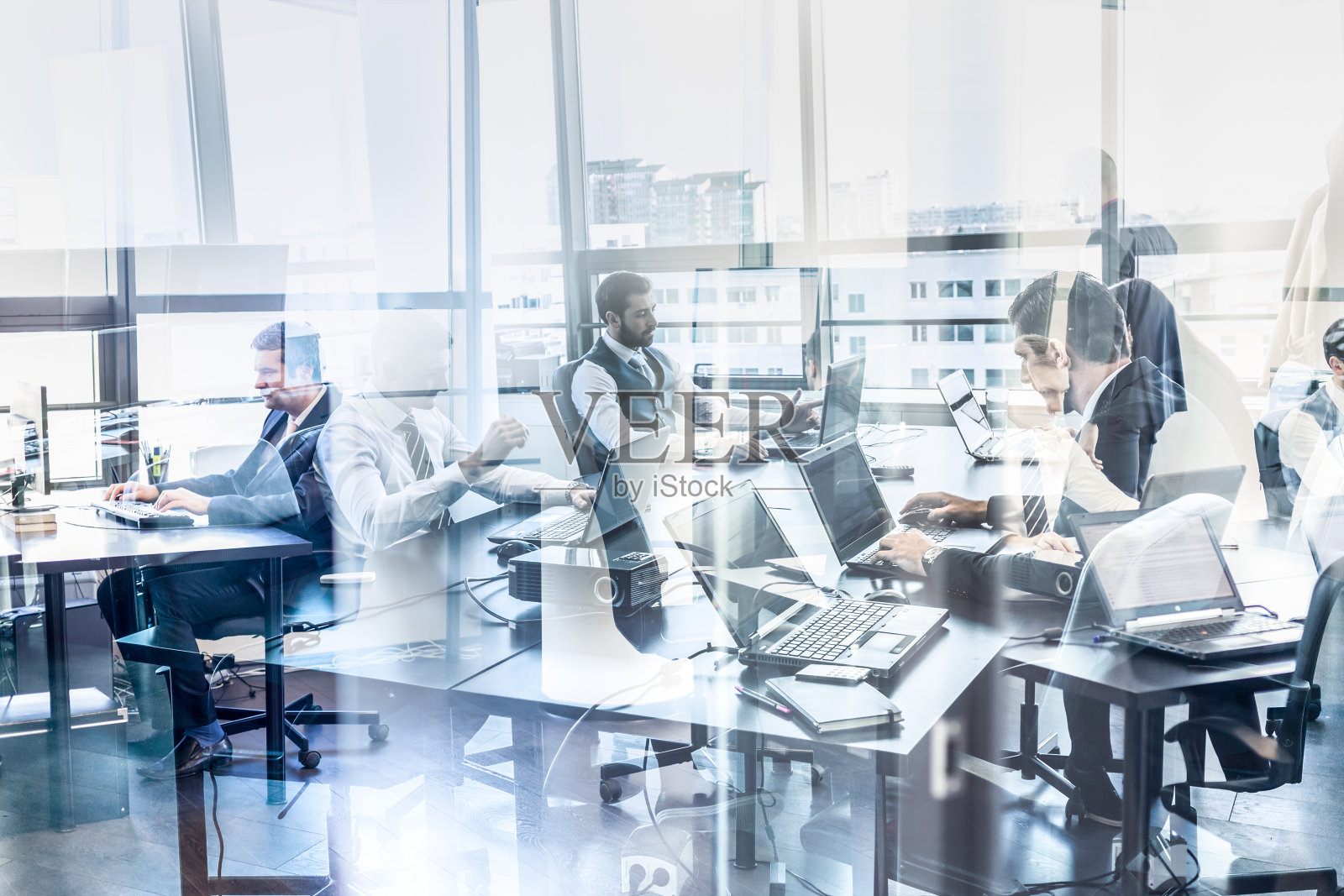 业务团队在现代公司办公室工作。照片摄影图片