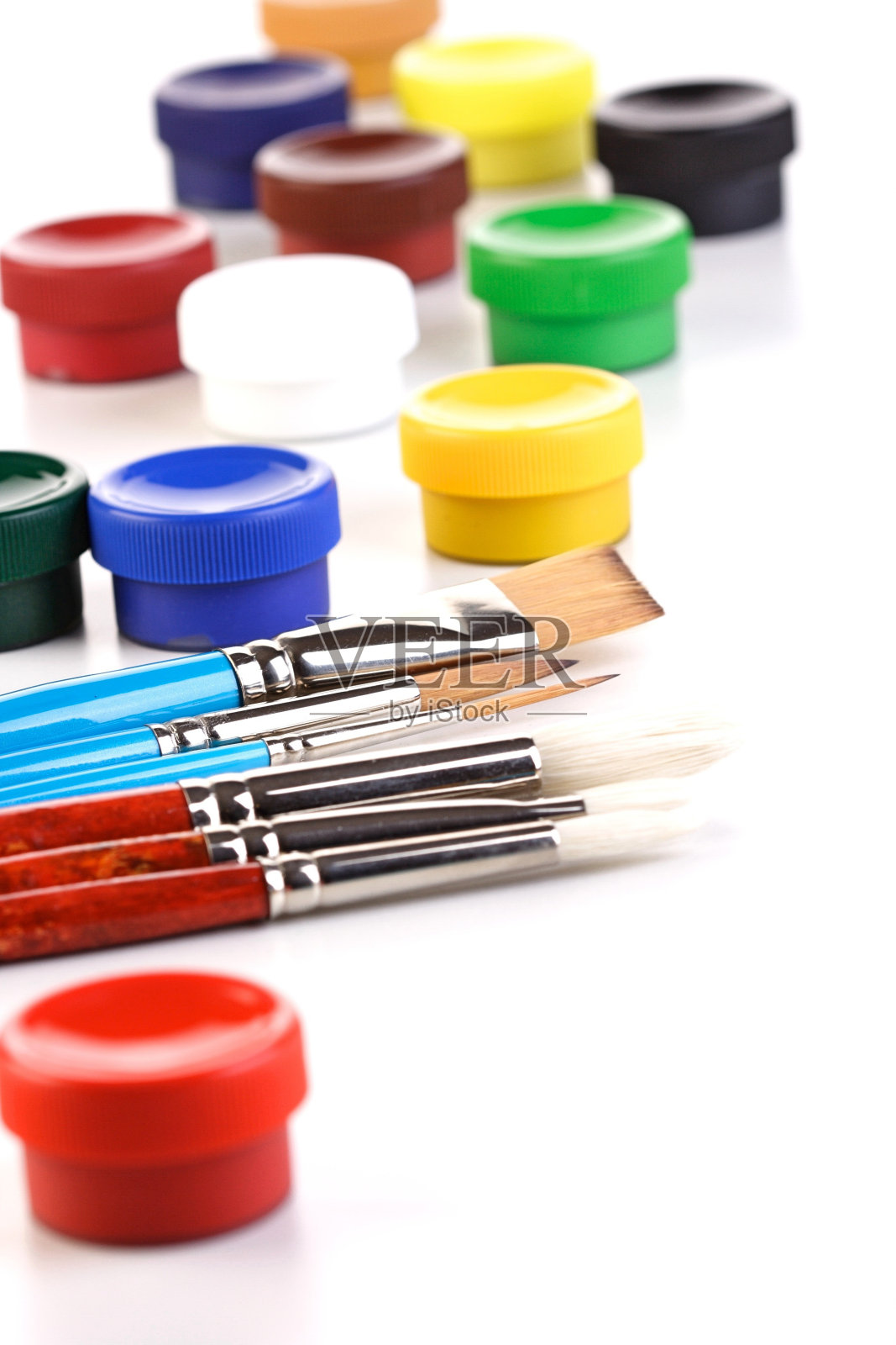 在白色背景上画盒子和画笔照片摄影图片