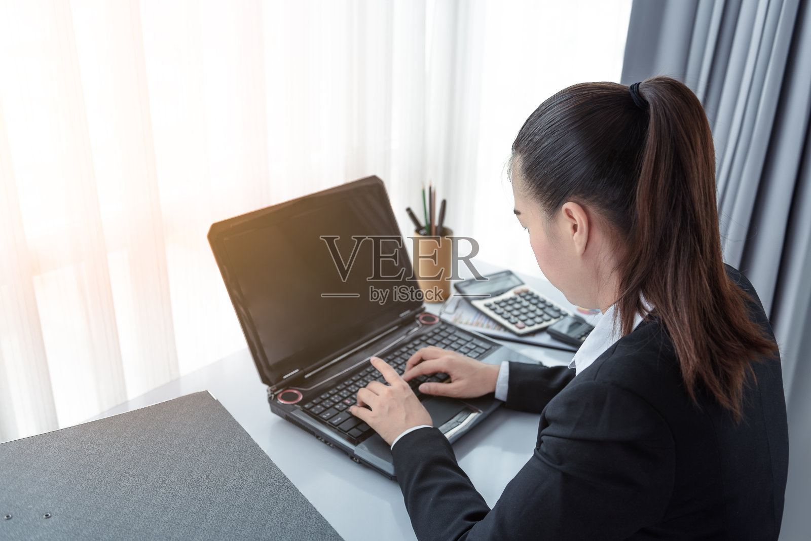 商务女性使用笔记本电脑照片摄影图片