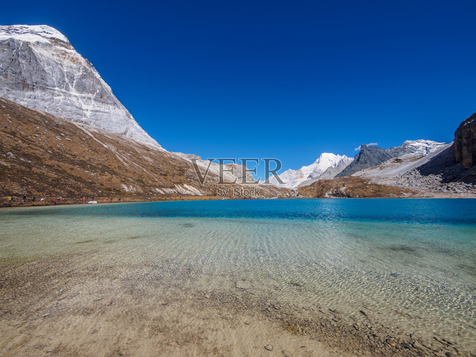 中国四川稻城亚丁国家公园美丽的乳海景观。照片摄影图片