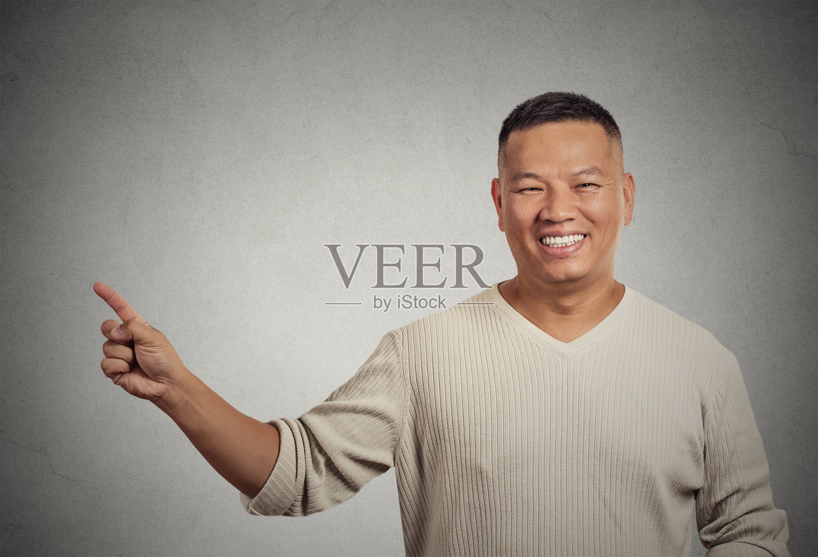 英俊的欢迎男人用手指指着微笑照片摄影图片