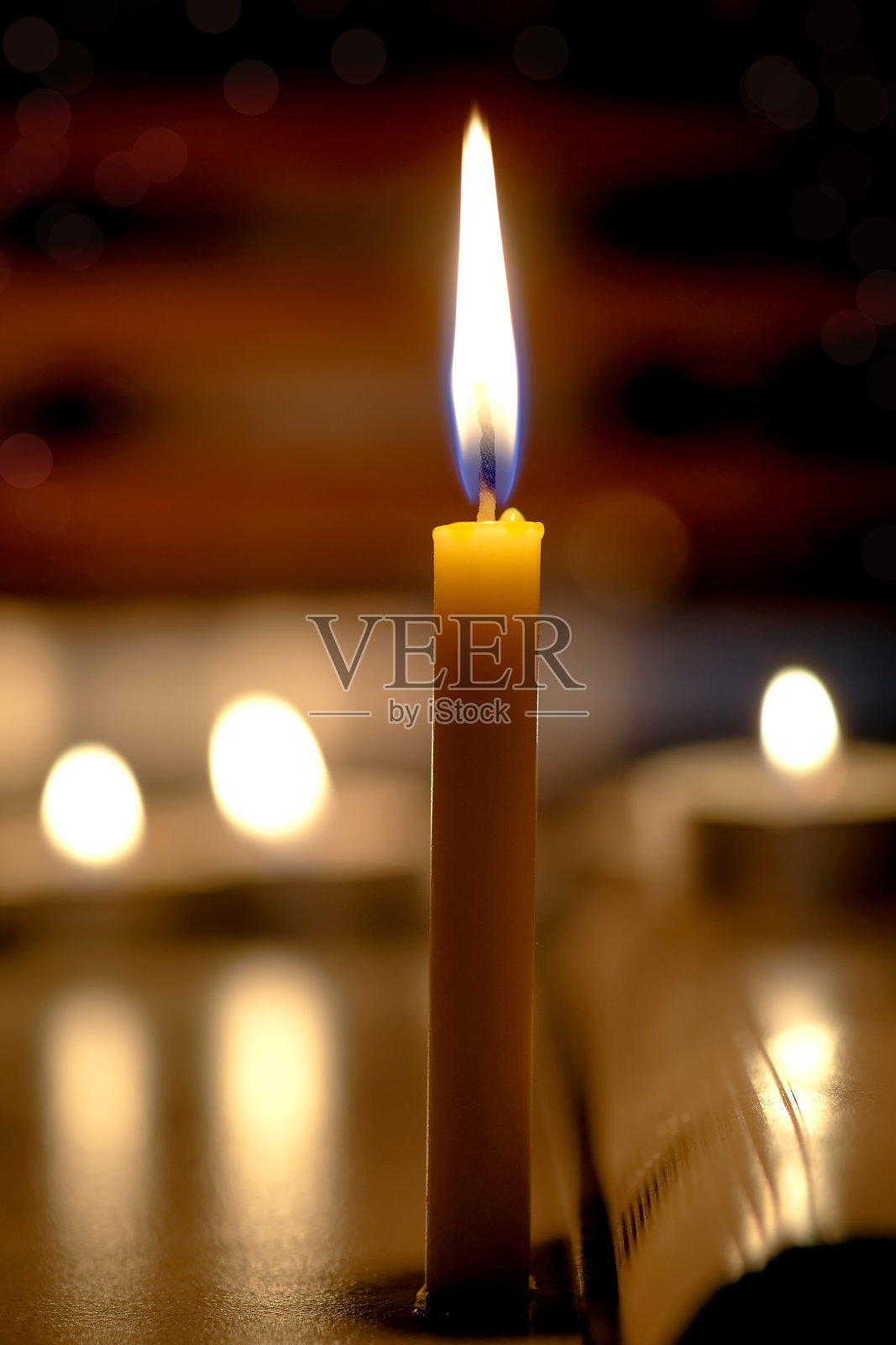 教堂里的烛光和模糊的书本背景照片摄影图片