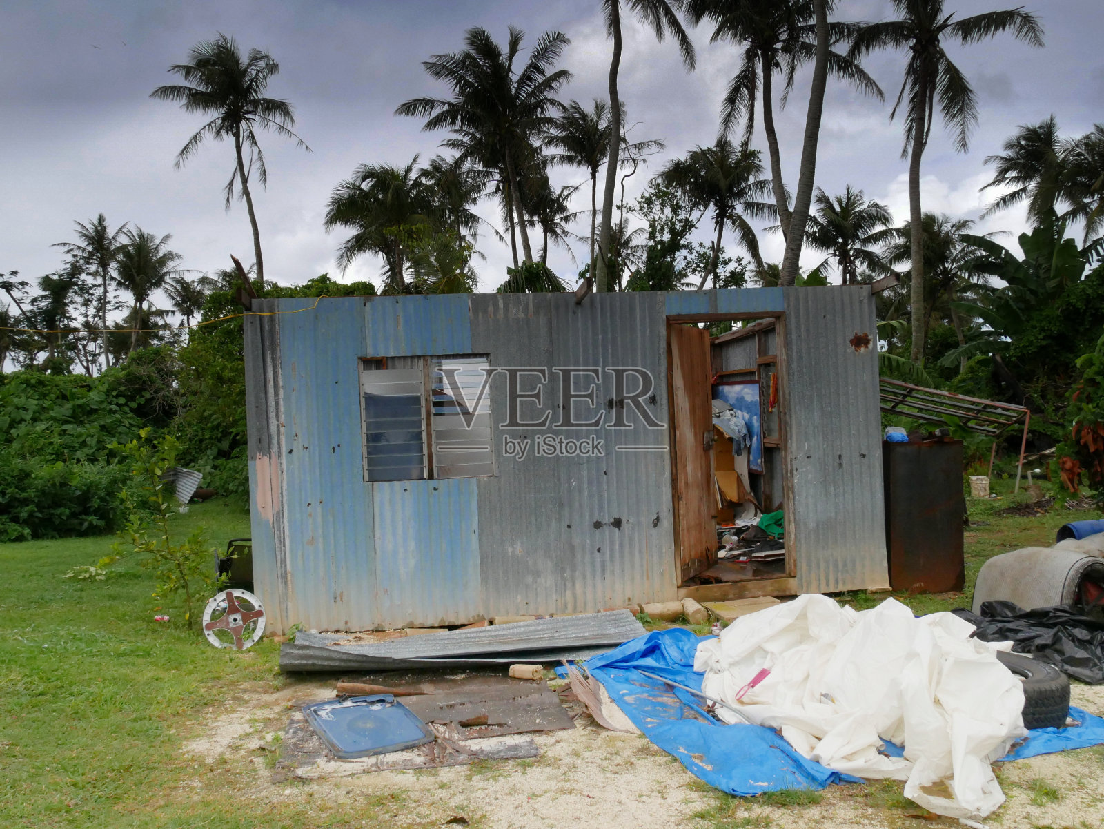 被台风刮倒的房子的剩菜照片摄影图片
