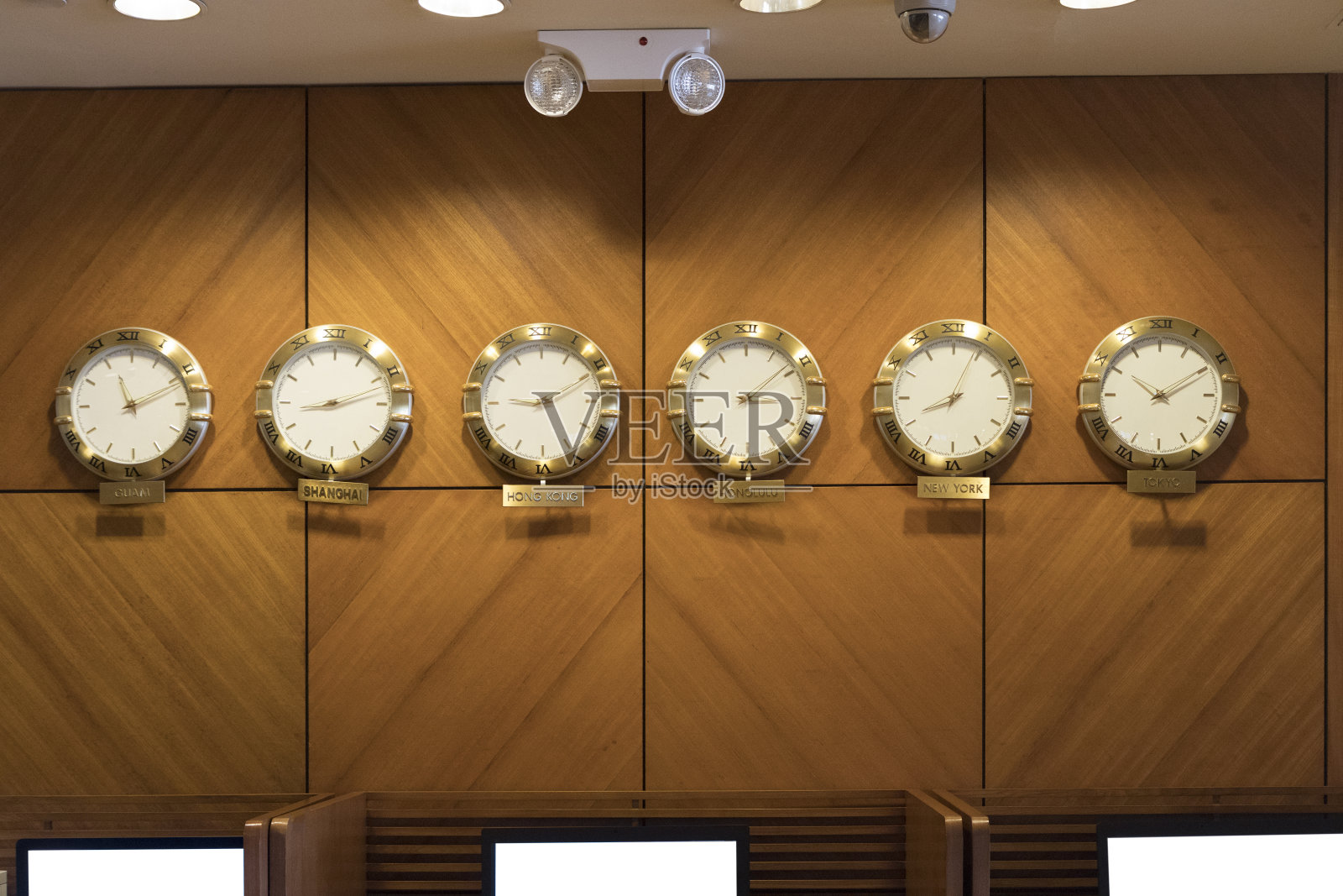 旅馆大厅的墙上挂着许多钟照片摄影图片