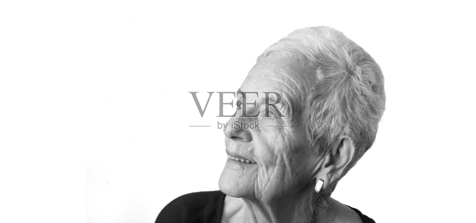 白色背景上的一位资深女性的肖像照片摄影图片