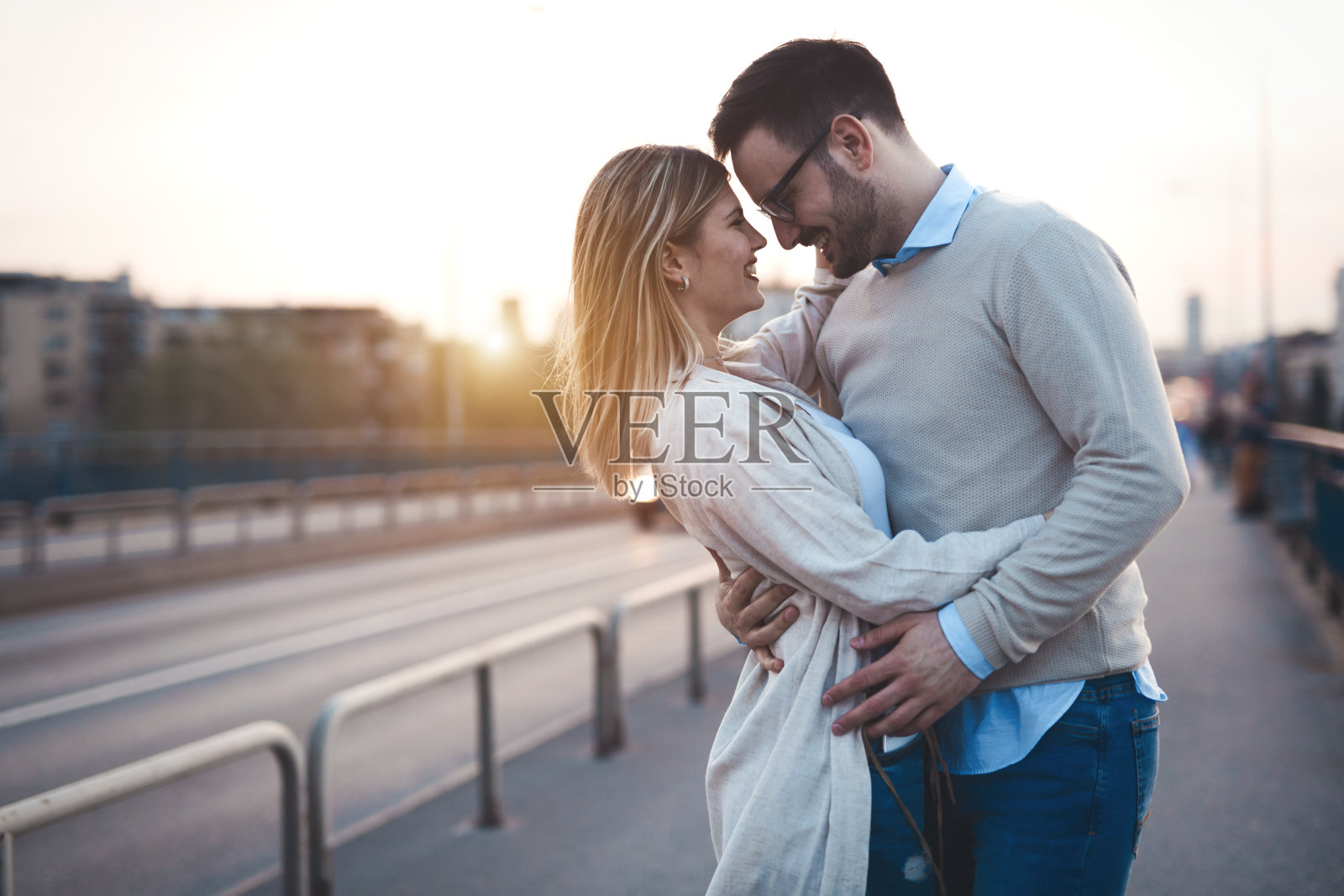 幸福浪漫的情侣在爱的拥抱和微笑照片摄影图片