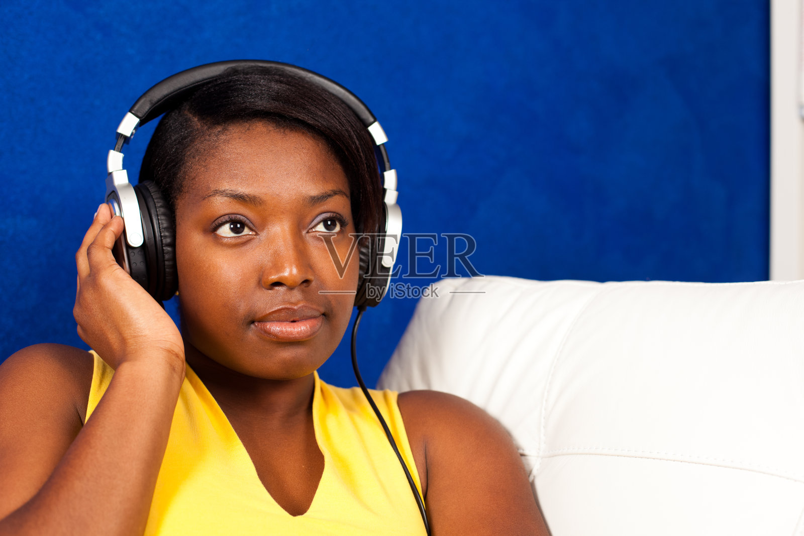 听音乐的女人照片摄影图片