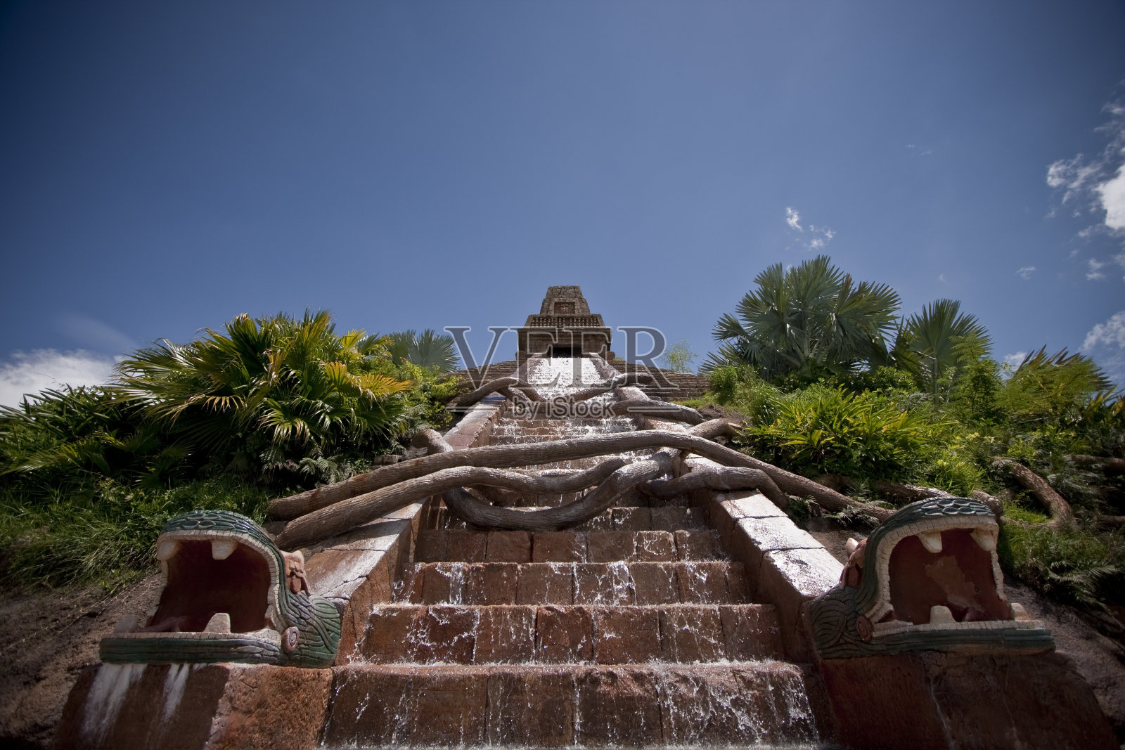 有瀑布的玛雅神庙照片摄影图片