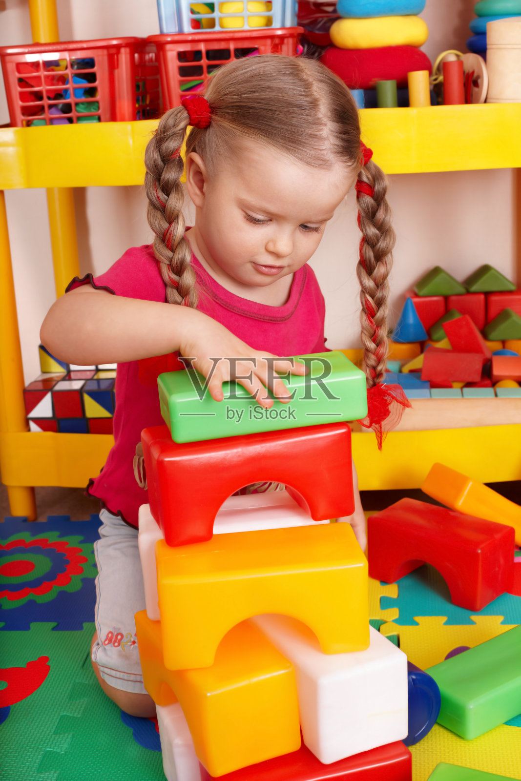 孩子玩积木。照片摄影图片