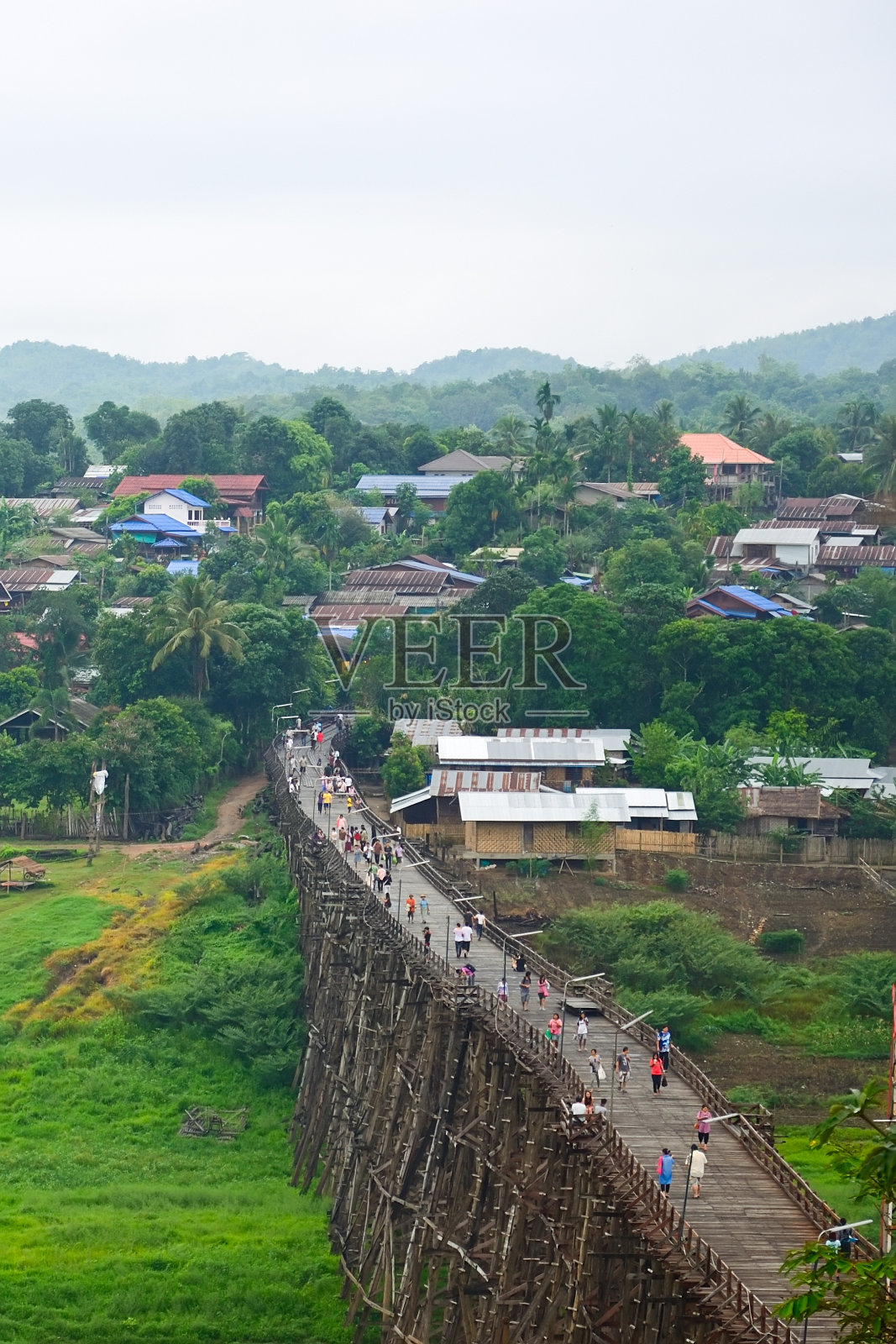 泰国Sangklaburi的木桥照片摄影图片