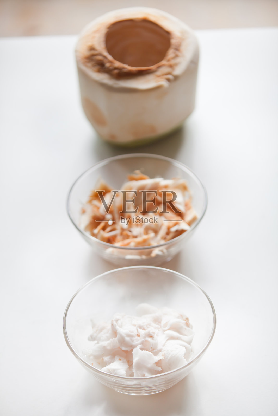 新鲜椰苗切件，挖空照片摄影图片