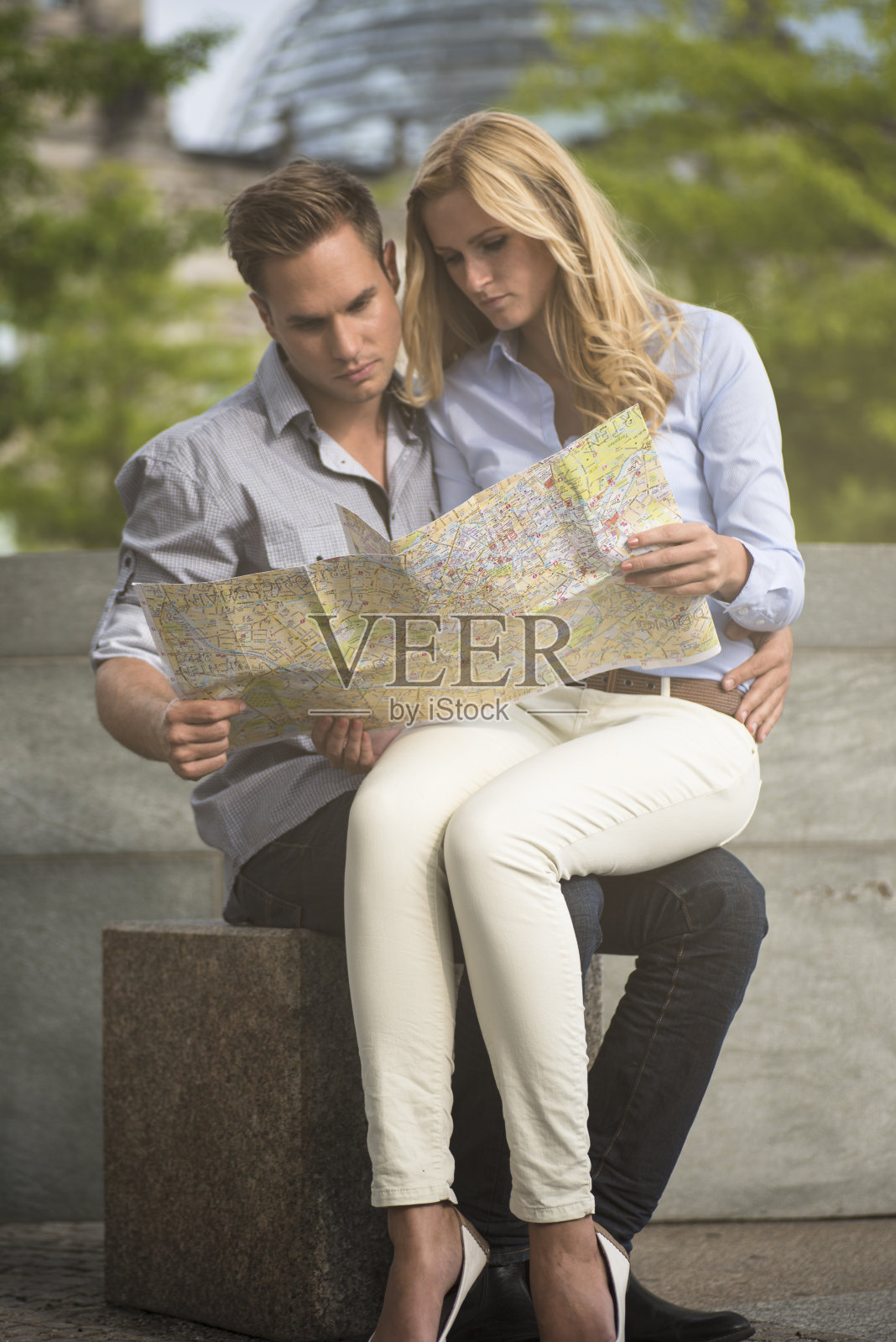 一对年轻夫妇正在研究城市地图照片摄影图片