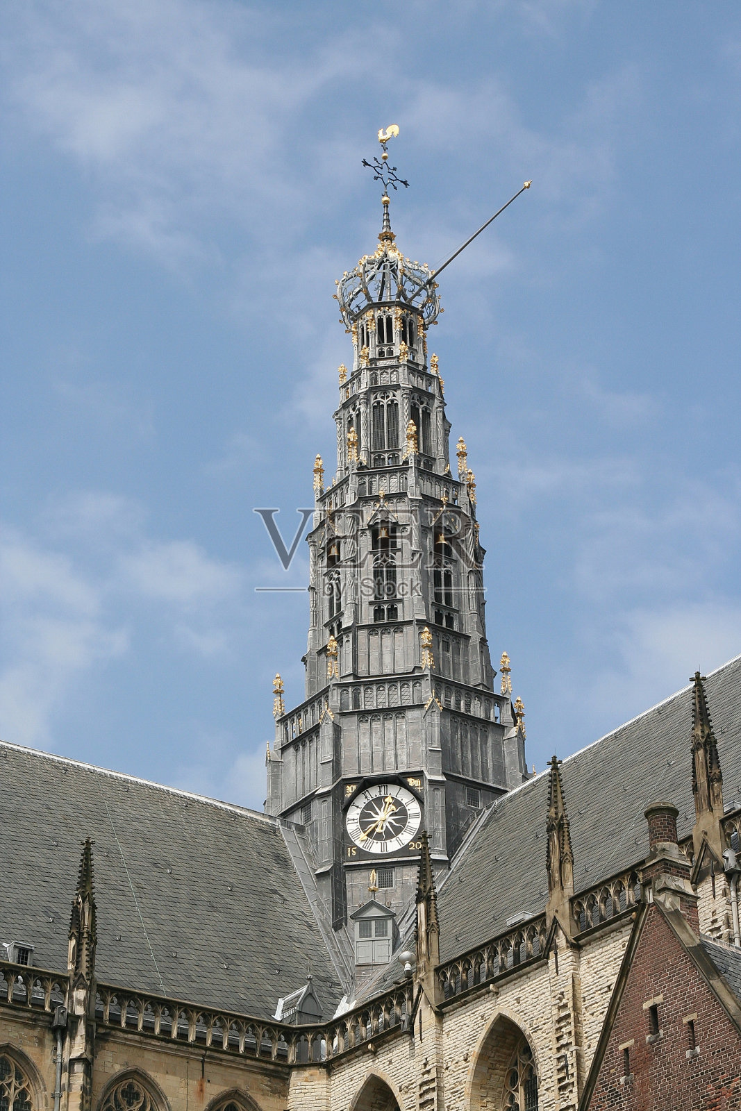 蓝色天空衬托下的教堂塔照片摄影图片