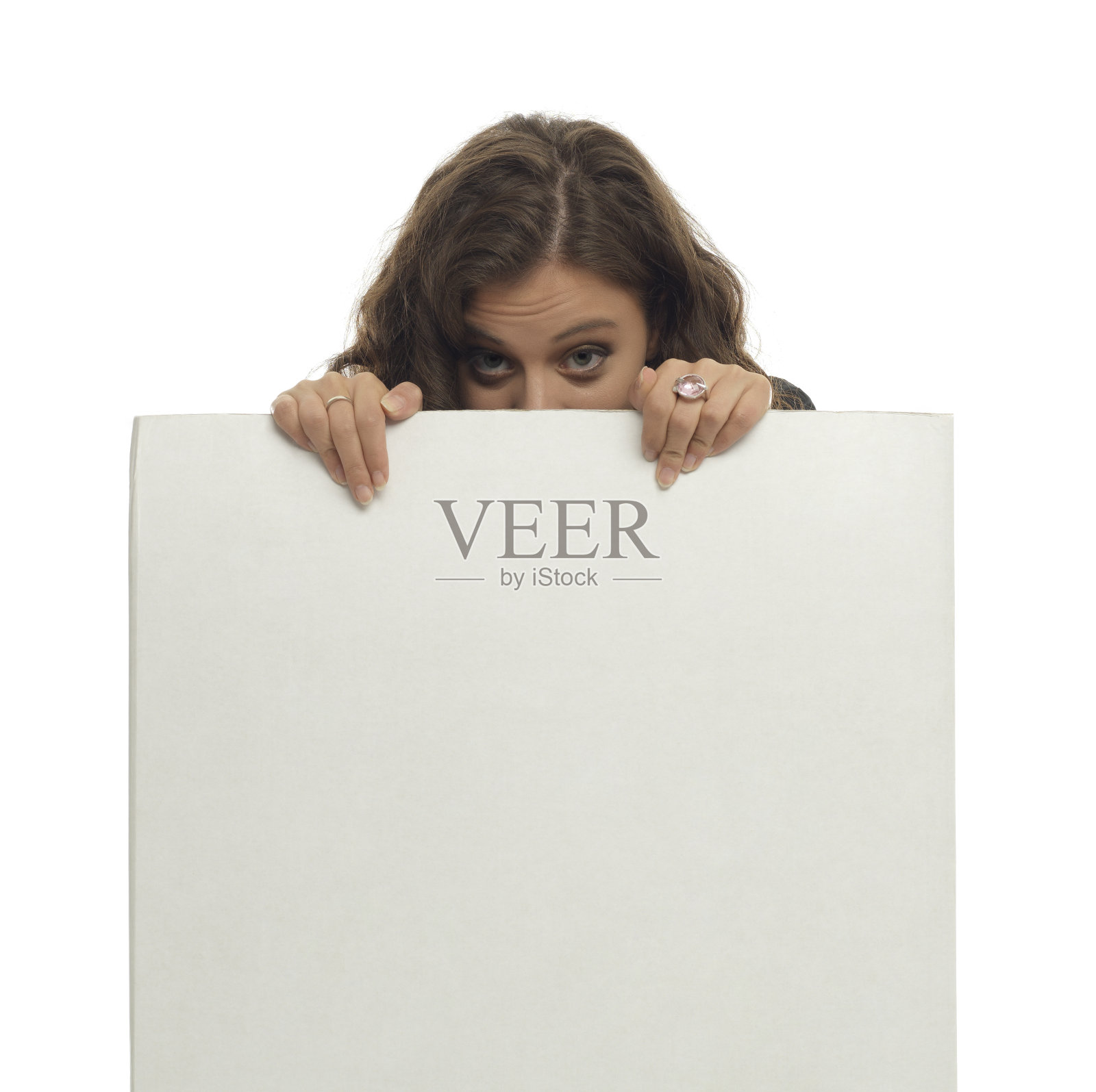 害羞地从盒子里出来照片摄影图片