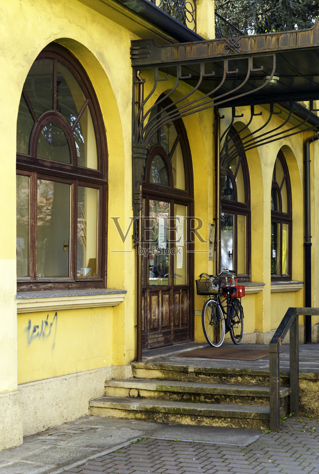 前门停着一辆自行车。彩色图像照片摄影图片