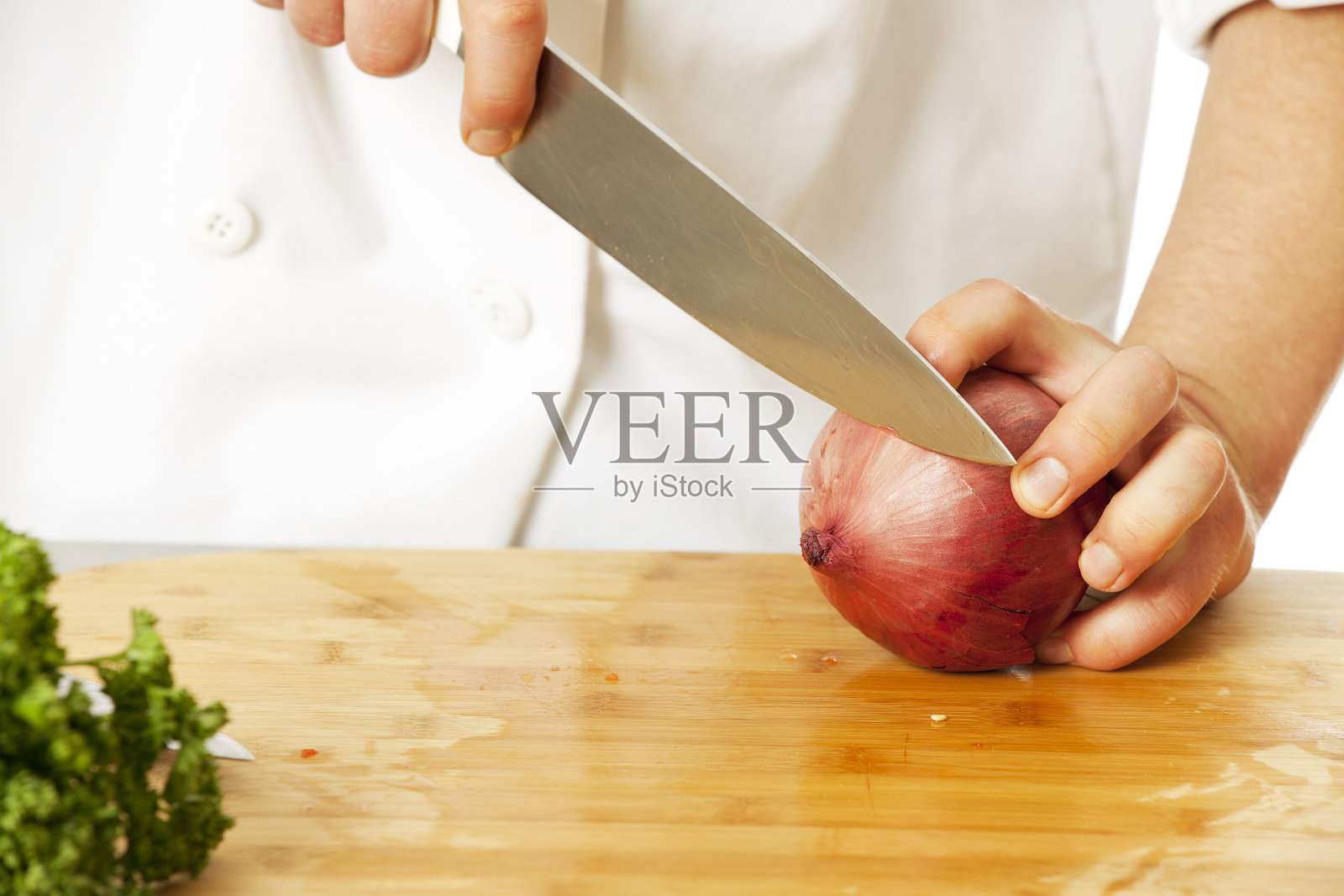 厨师正在切洋葱照片摄影图片