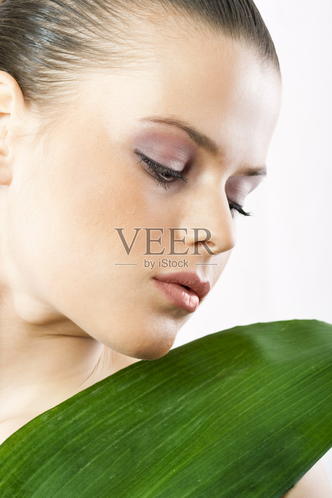 她化了淡雅的夏装。照片摄影图片