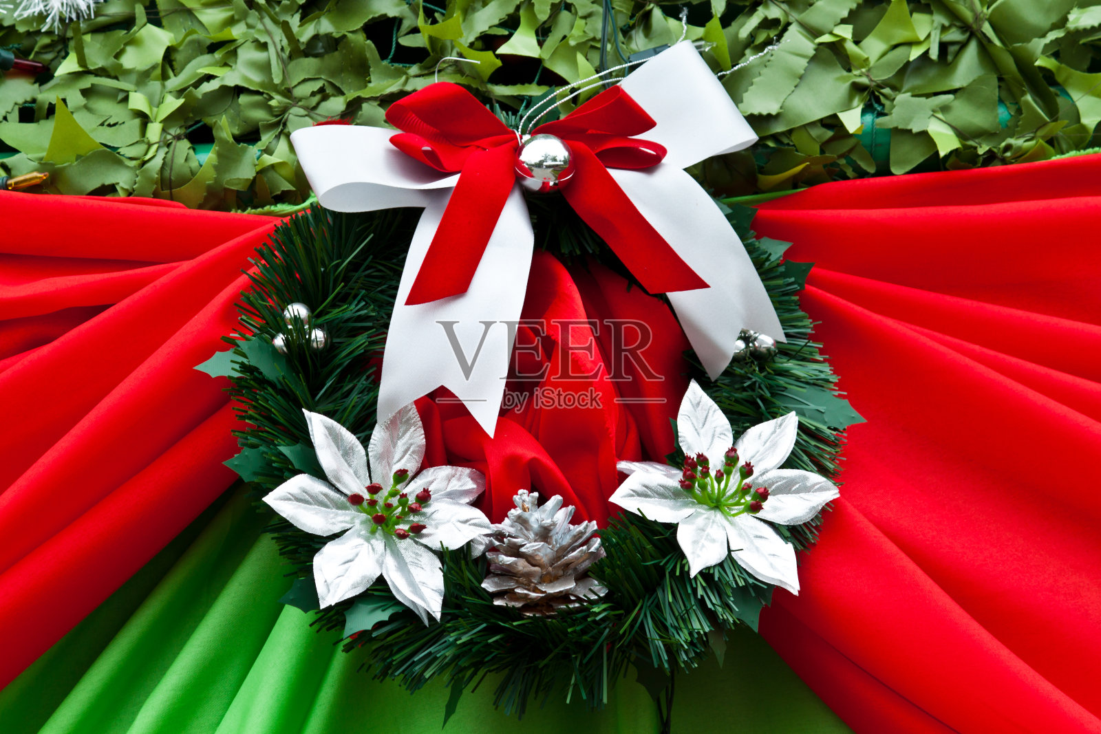 红色缎子礼品蝴蝶结。丝带照片摄影图片