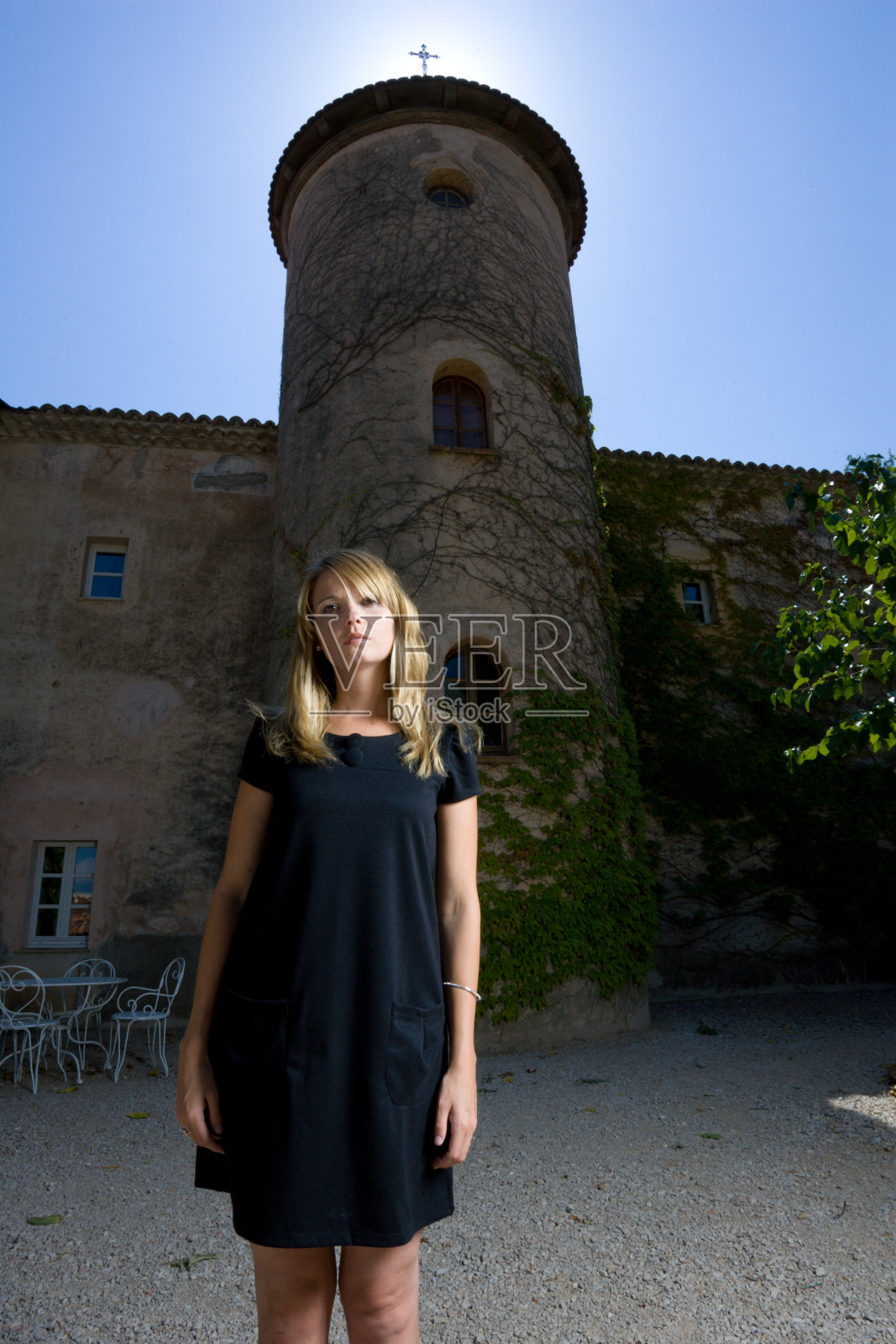 女人盯着相机看照片摄影图片