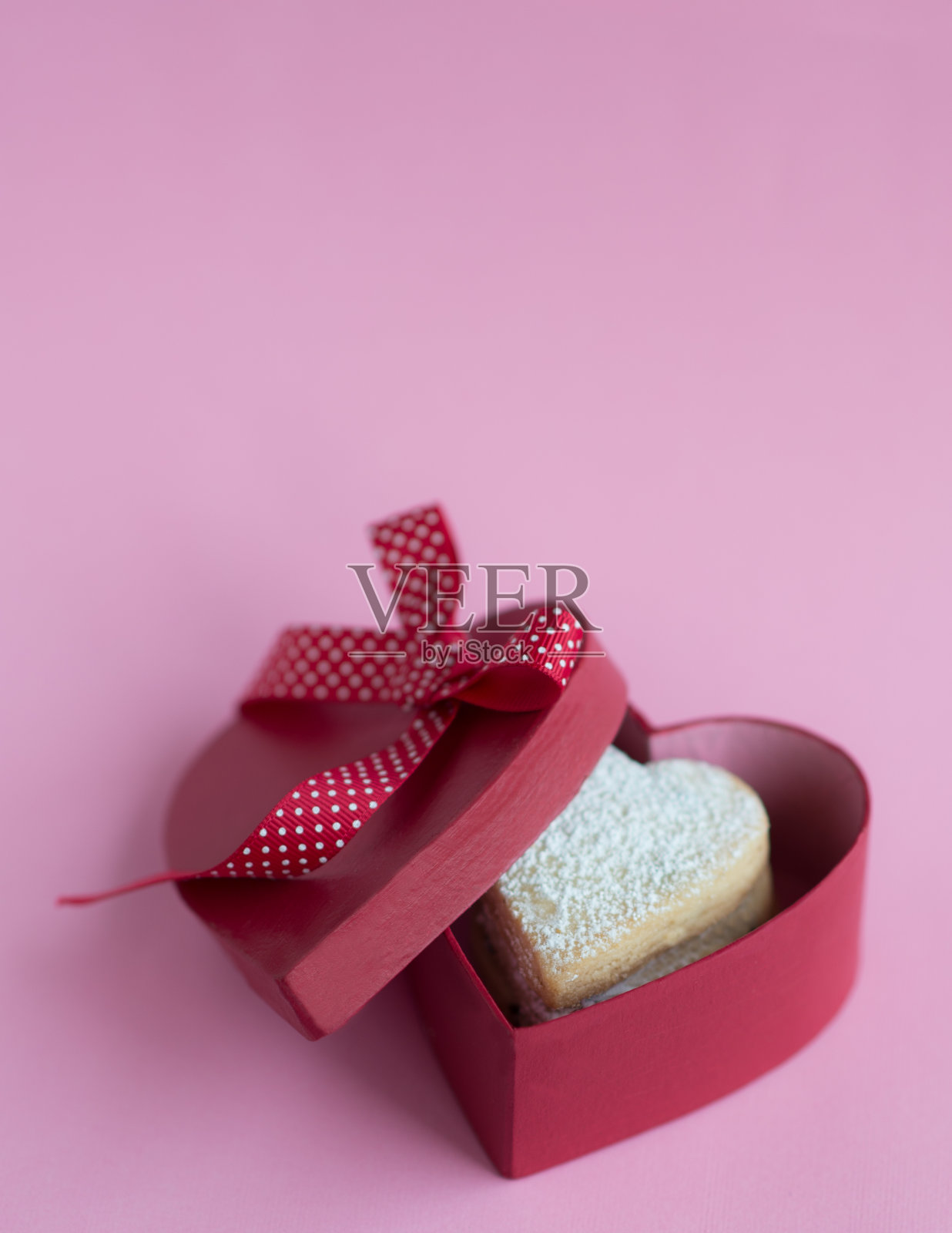 礼物盒里的心形饼干。照片摄影图片