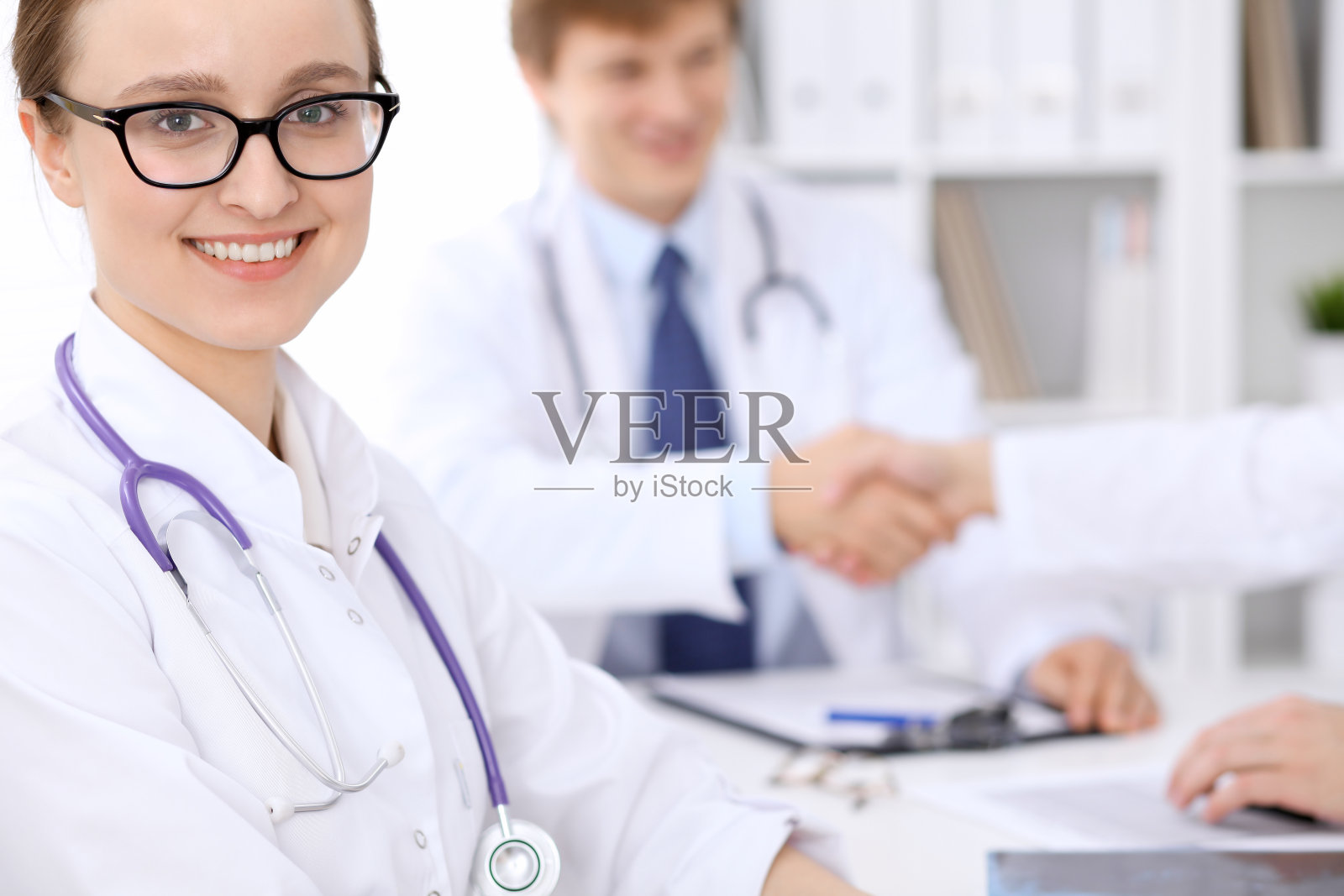 快乐的女医生和医院的医护人员照片摄影图片