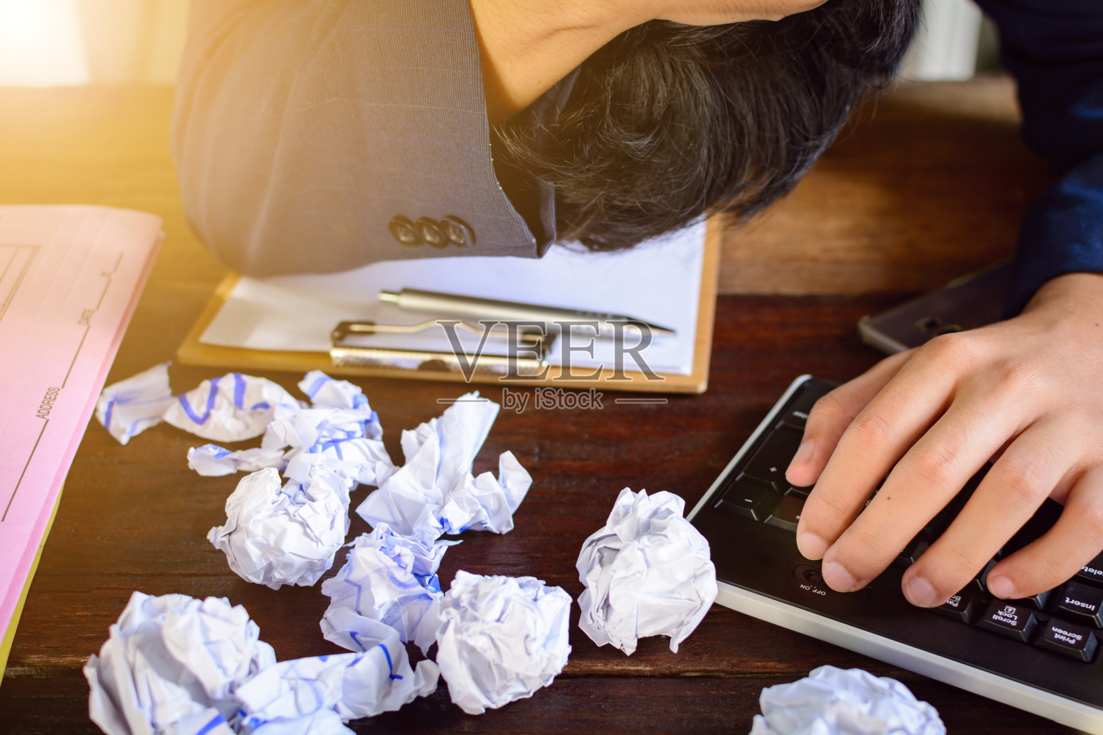 商人的压力和恐惧压碎了纸在木桌上照片摄影图片