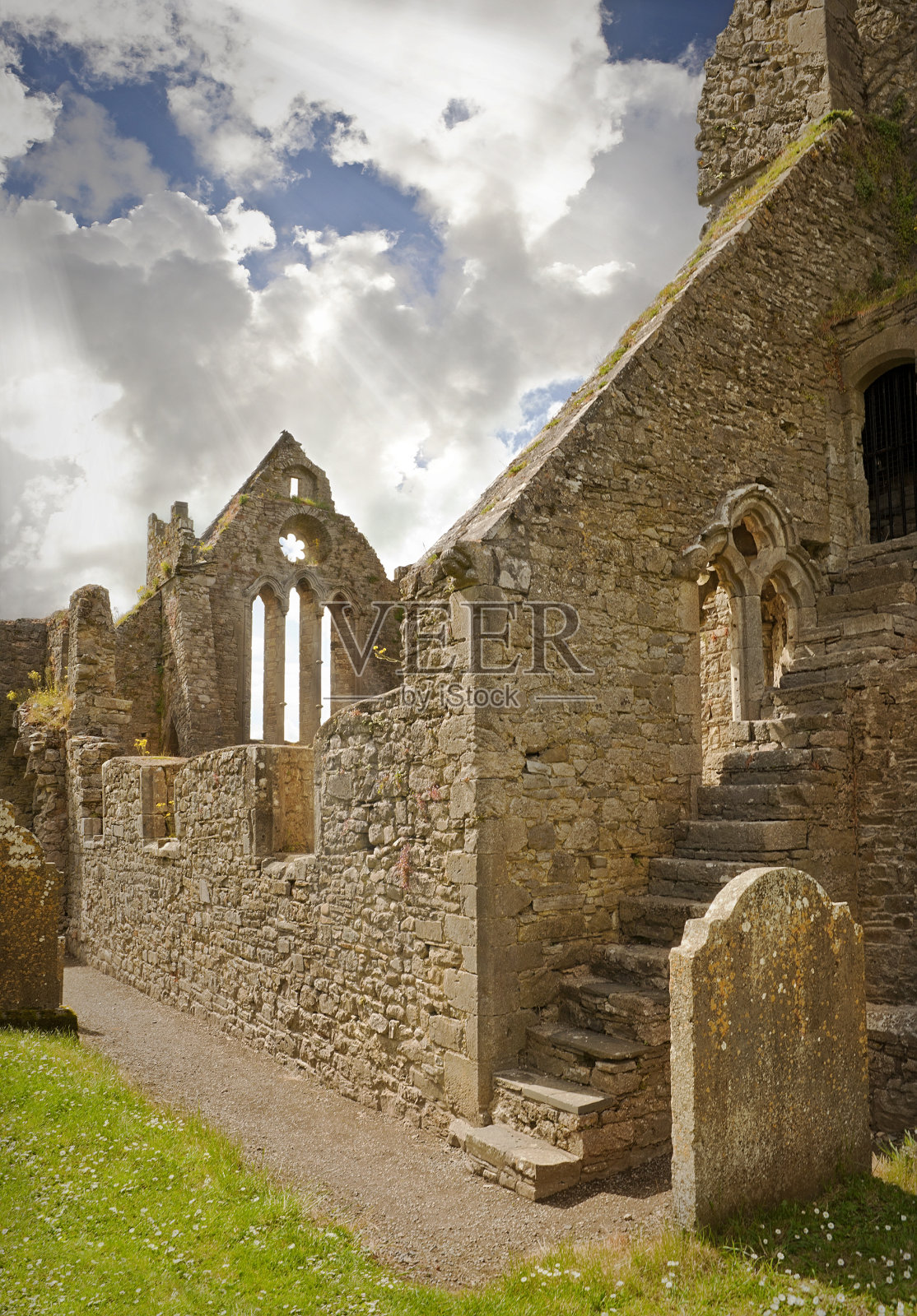 中世纪爱尔兰教堂废墟和戏剧性的天空照片摄影图片