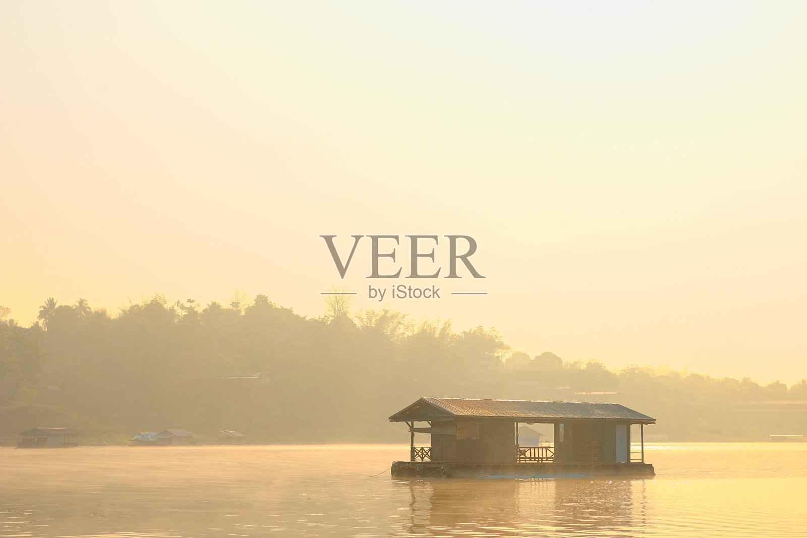 游艇在河照片摄影图片