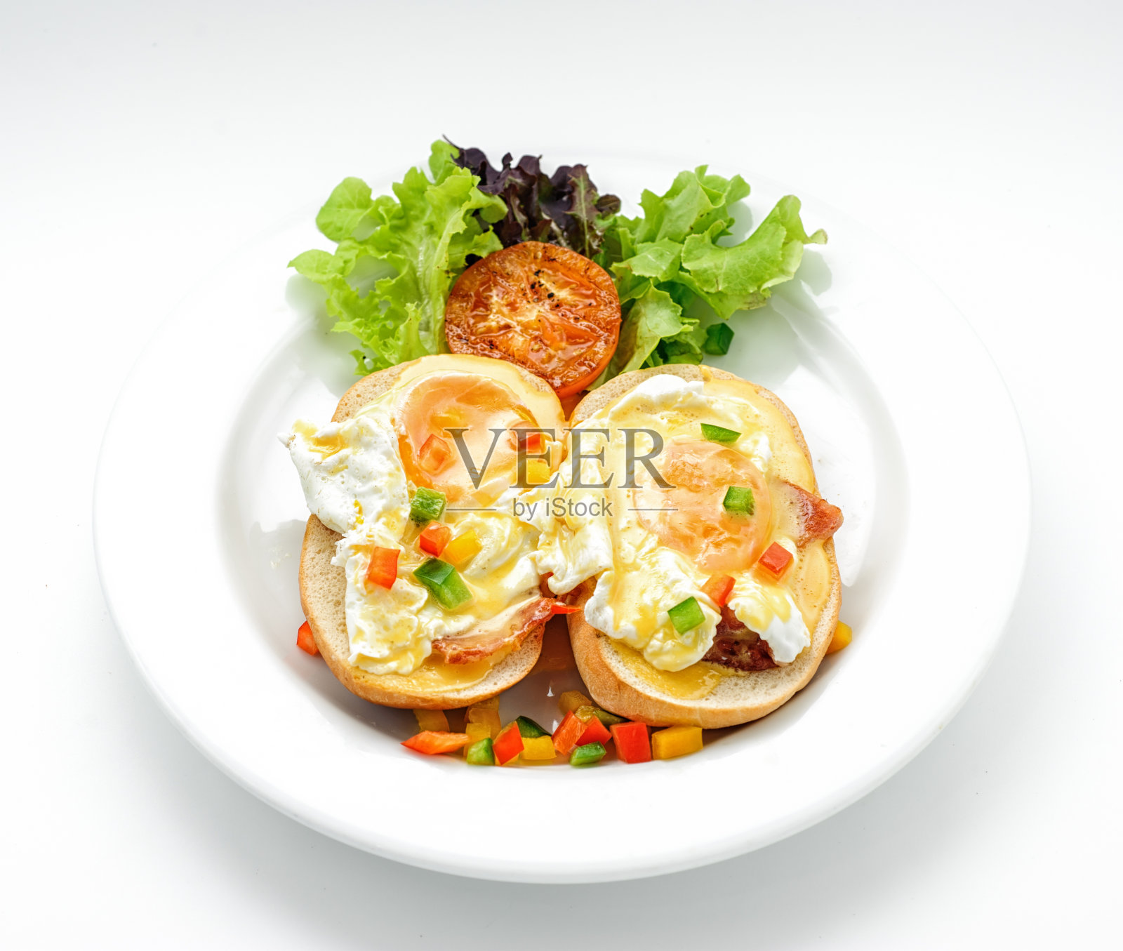 鸡蛋、辣椒粉和生菜三明治照片摄影图片