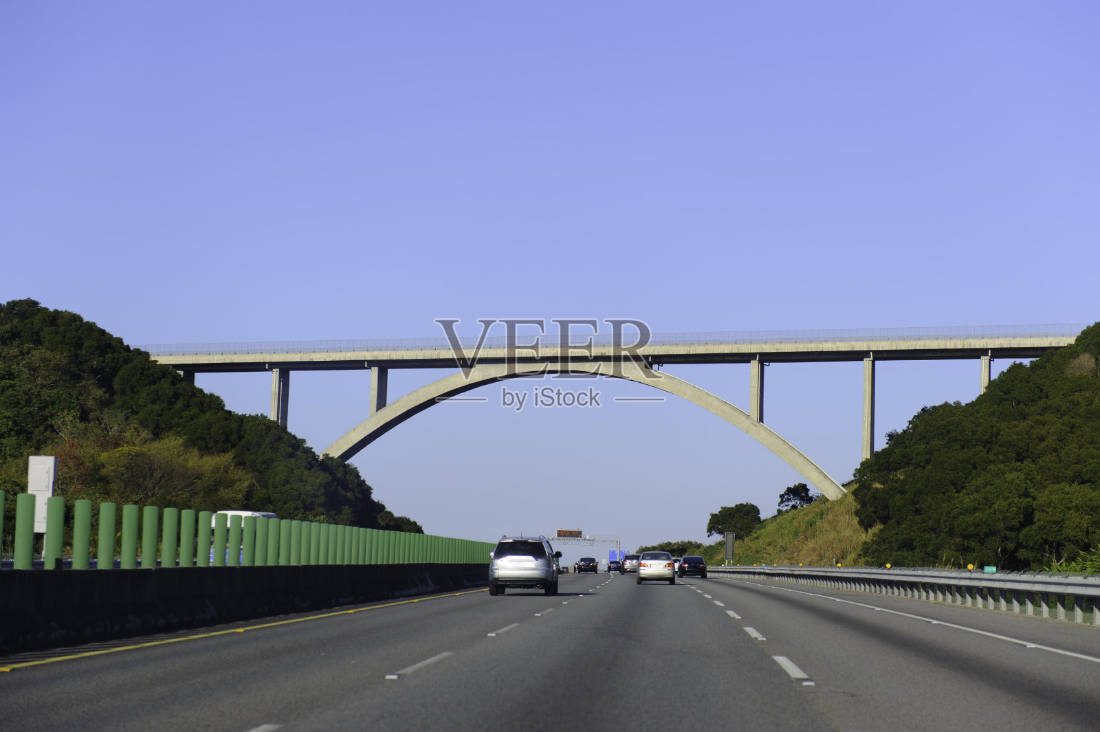 公路上的桥照片摄影图片