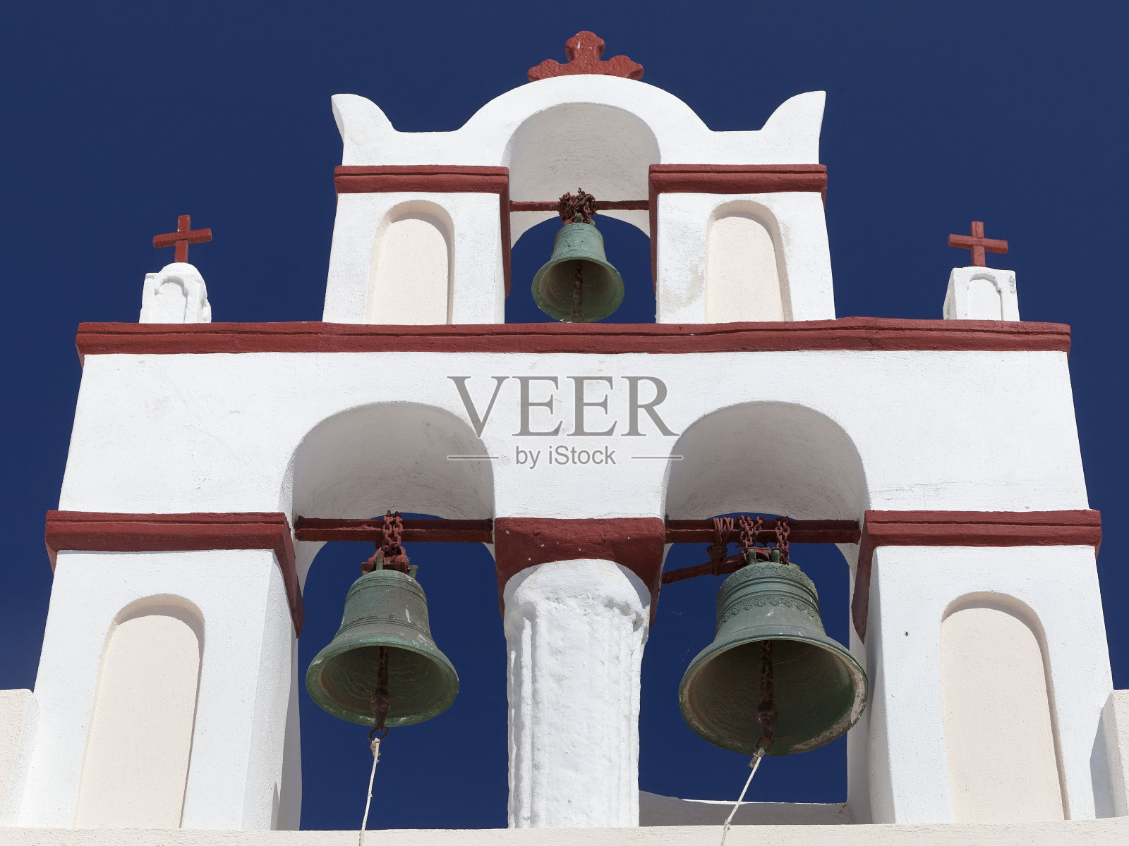 希腊教堂上的老式钟楼照片摄影图片