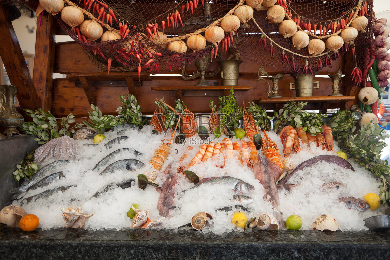 在冰上刚捕到的鱼照片摄影图片