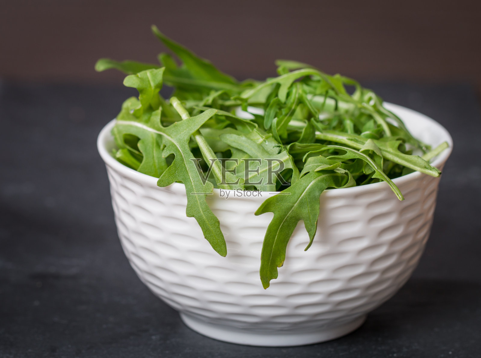 白碗里的新鲜芝麻菜照片摄影图片