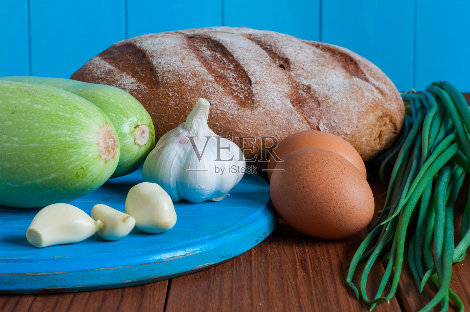 乡村厨房里的面包，蔬菜骨髓。面团配方照片摄影图片