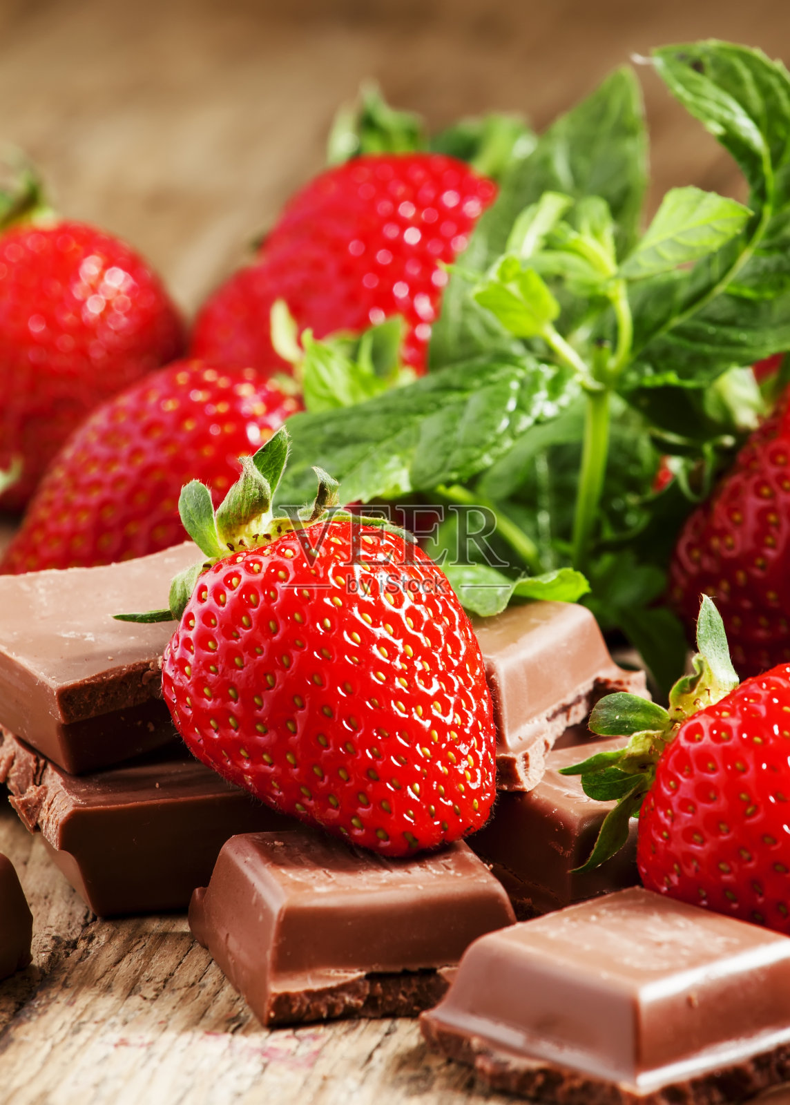 牛奶巧克力和草莓，选择性集中照片摄影图片