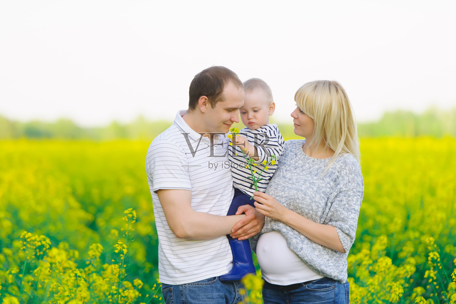 妈妈，爸爸和孩子在一块菜地上照片摄影图片