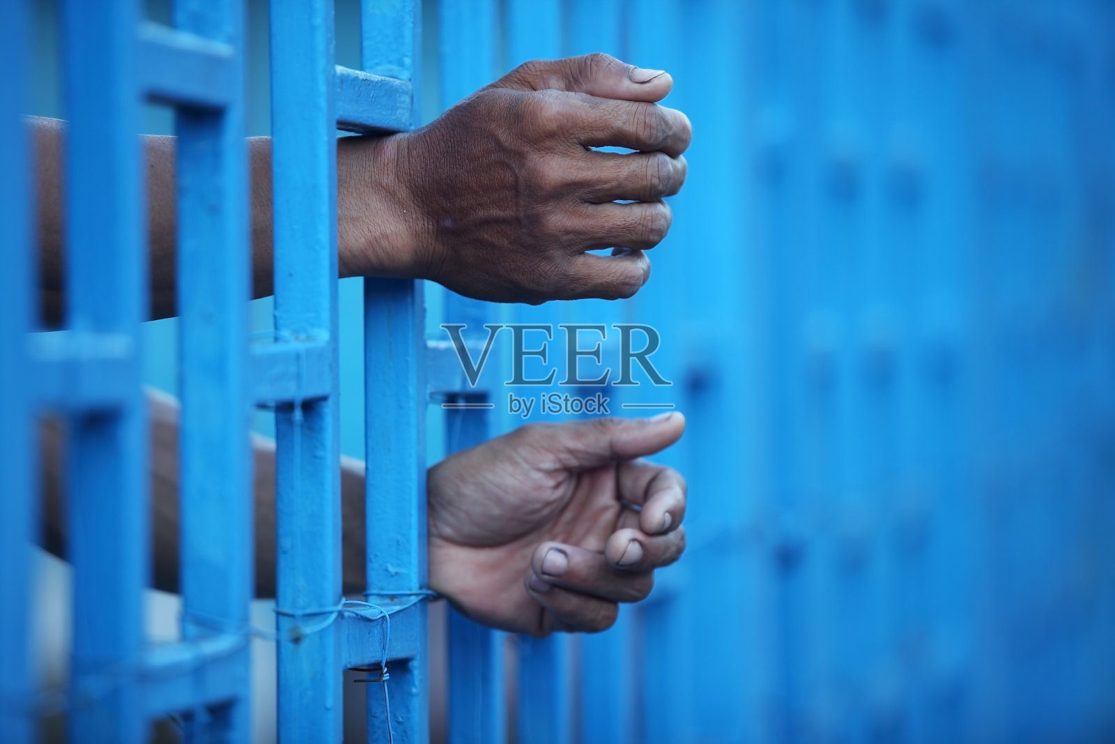 手在监狱里照片摄影图片