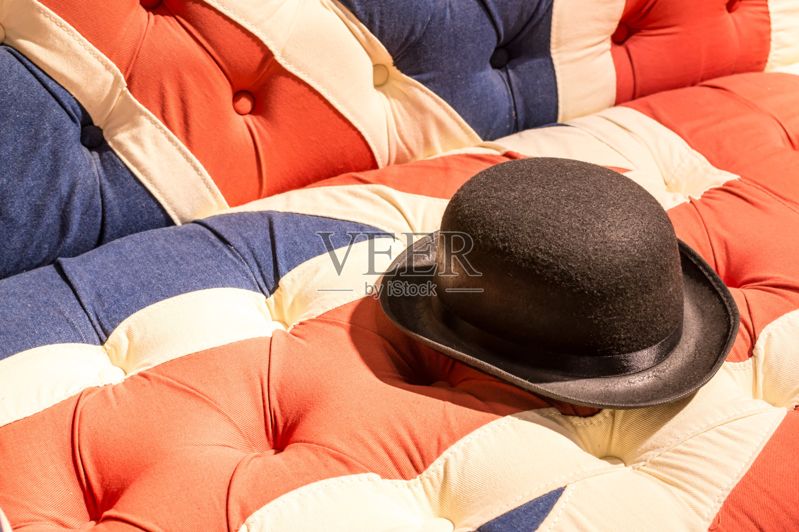 英国国旗、英国沙发和圆顶礼帽照片摄影图片