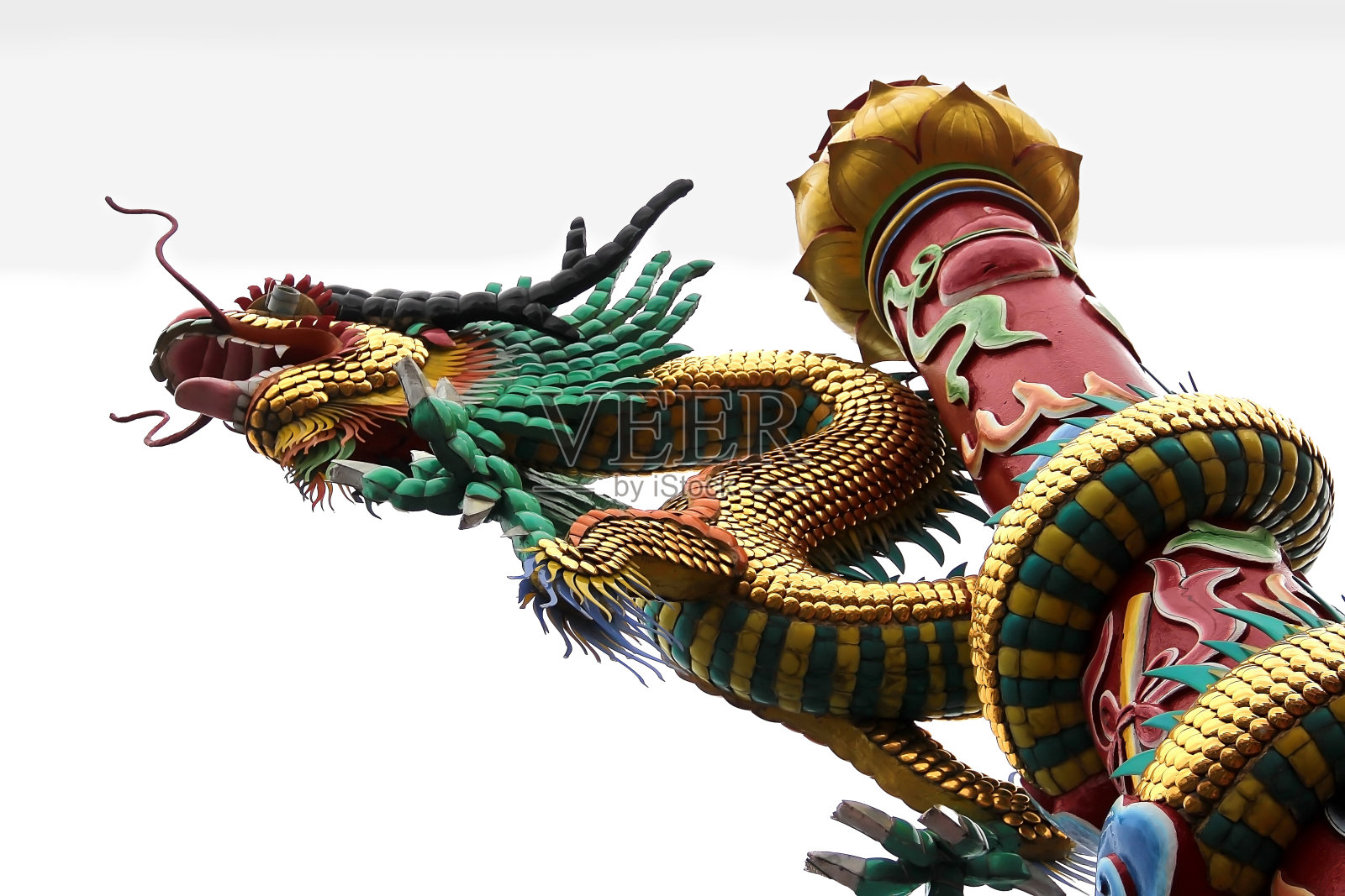 中国龙在柱子上的神龛隔离在白色的背景上照片摄影图片