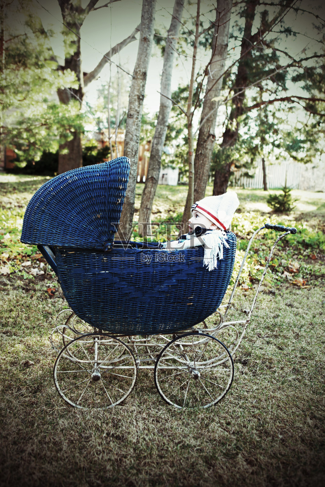 古董婴儿车里的婴儿照片摄影图片