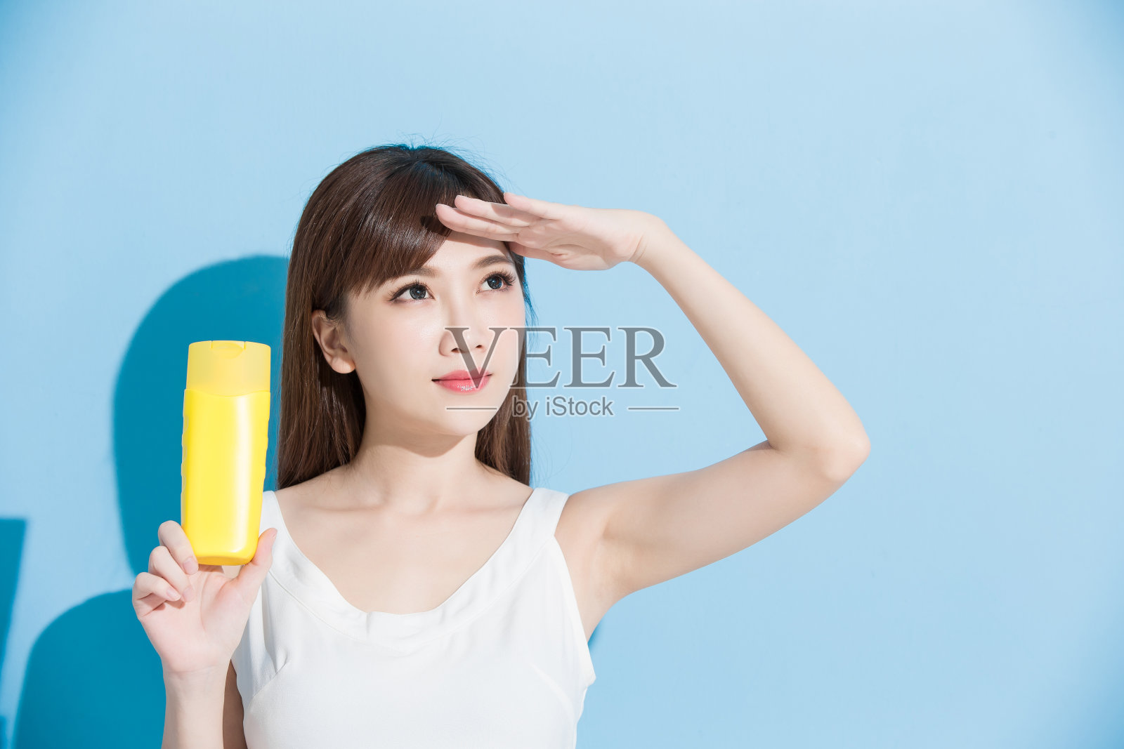 女人带防晒霜照片摄影图片