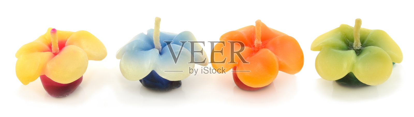 白色背景上的蜡烛和花朵照片摄影图片