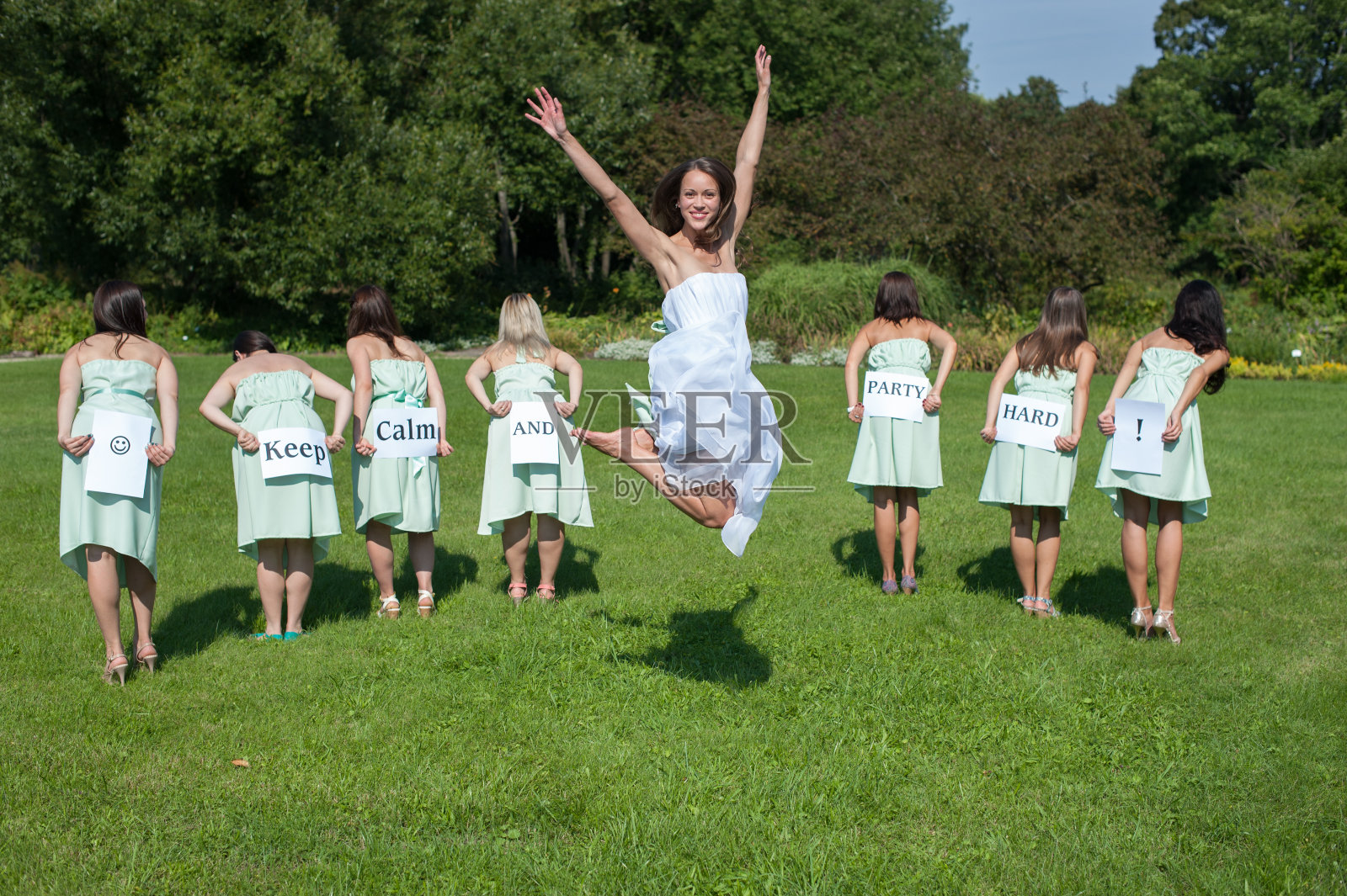 夏日公园里的一群女模特照片摄影图片