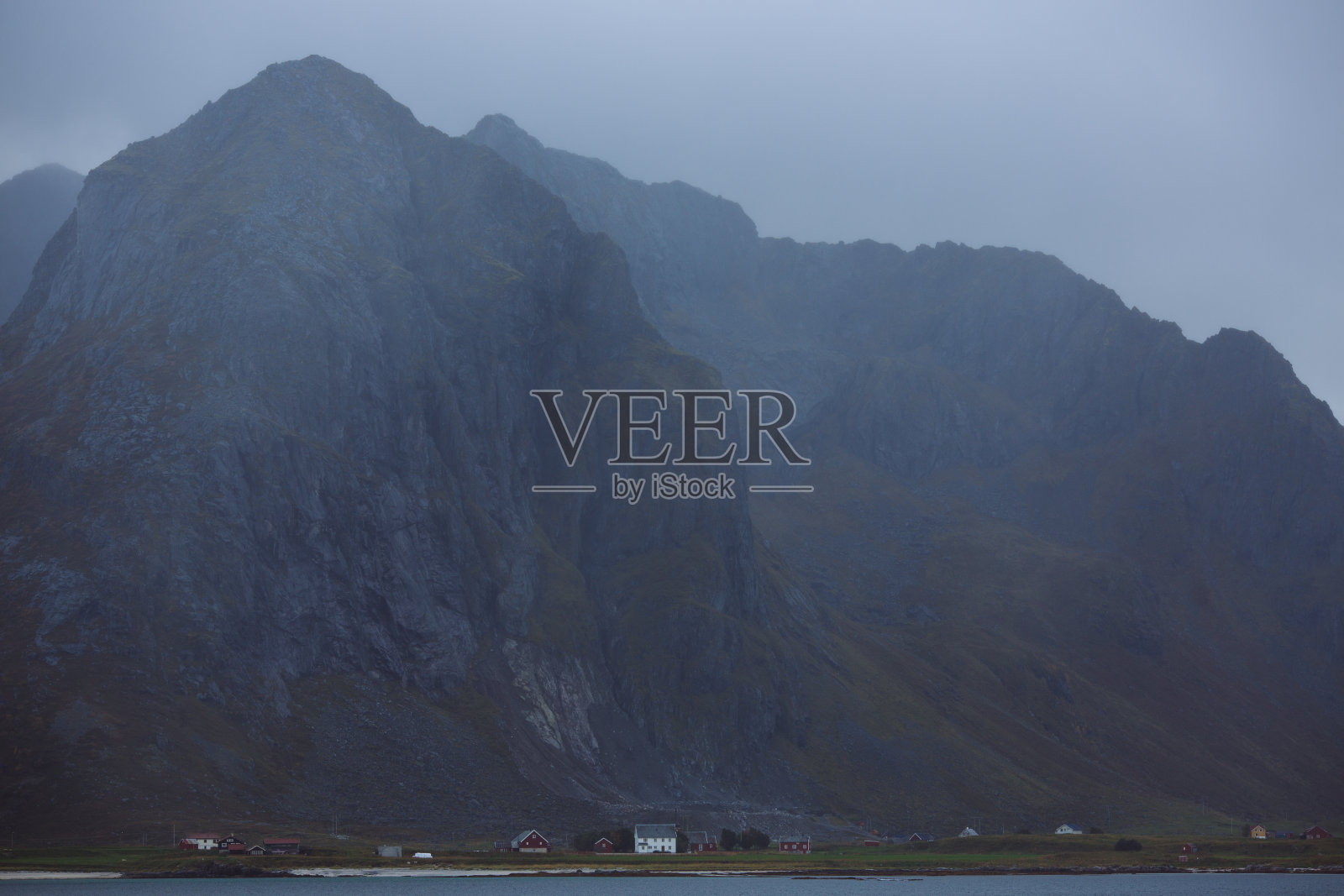 挪威罗弗敦海岸线上的暴风雨云与村庄照片摄影图片
