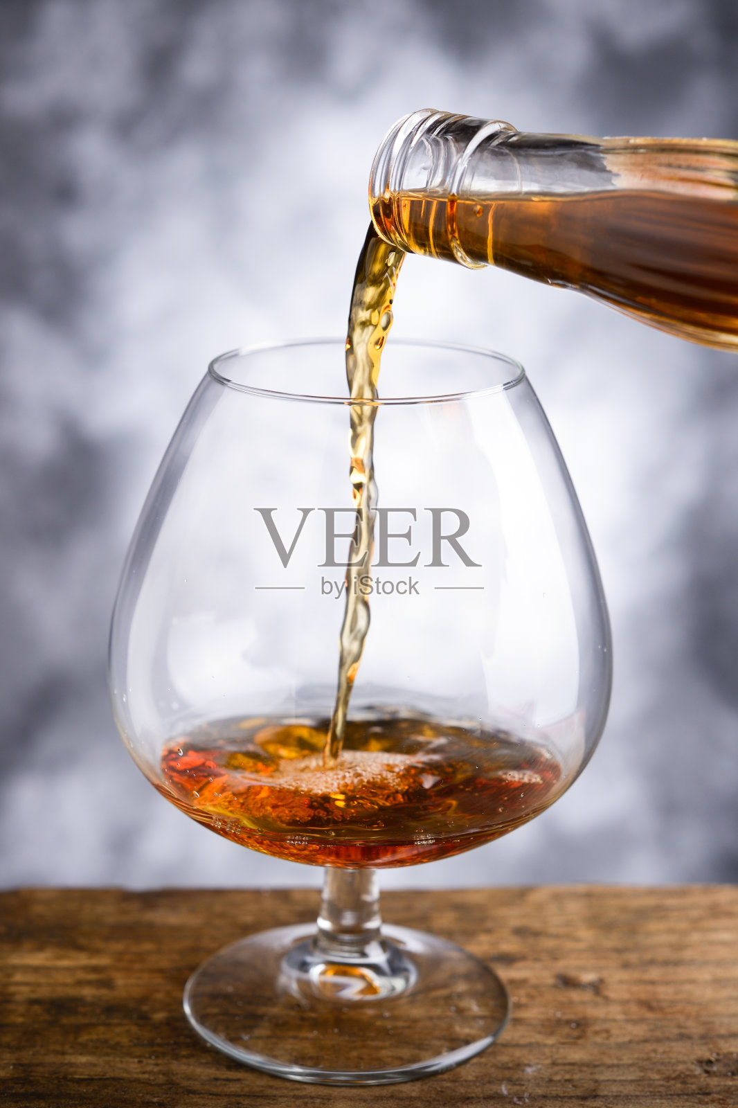 威士忌酒杯和酒瓶照片摄影图片