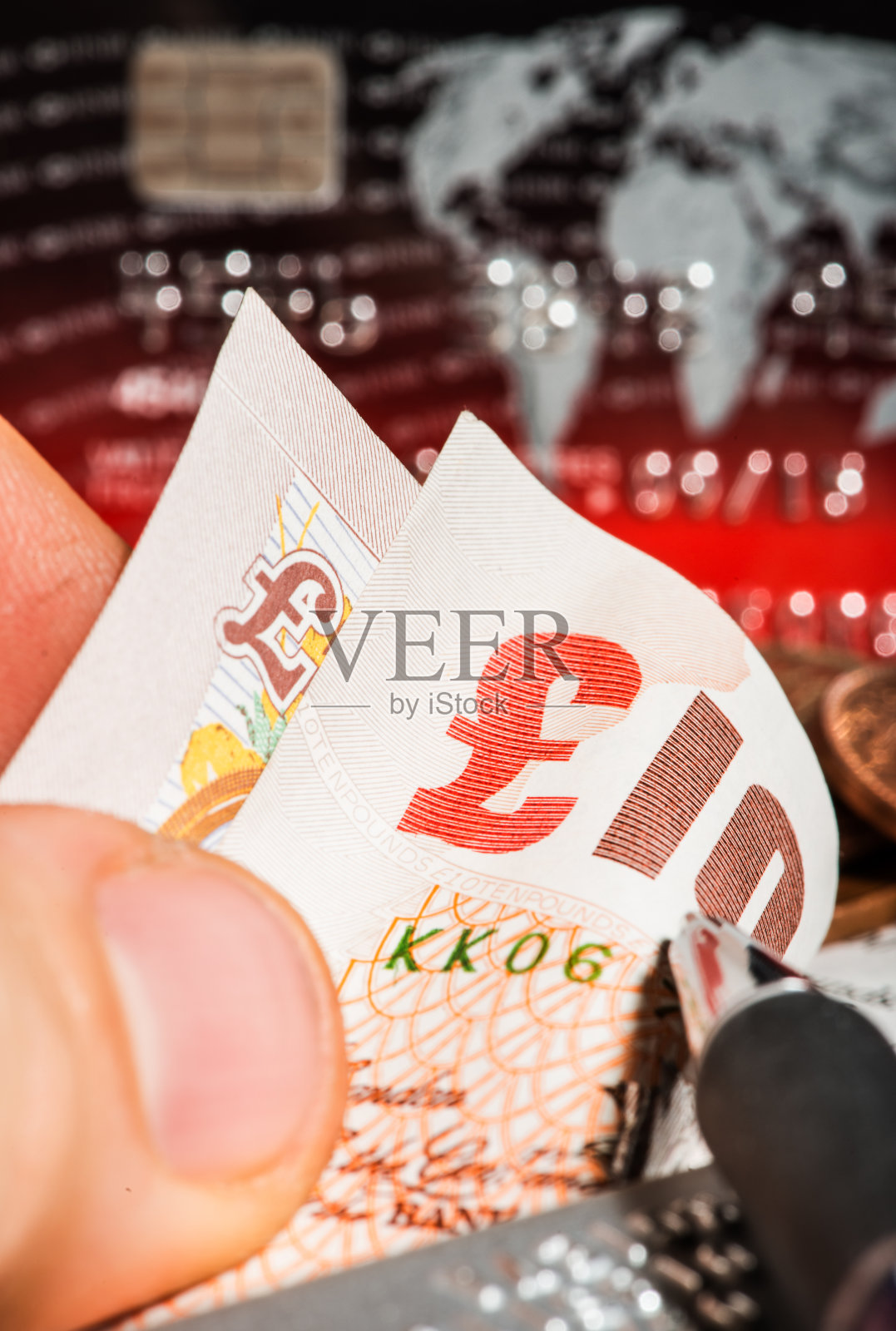 硬币、信用卡和报纸上的英镑照片摄影图片