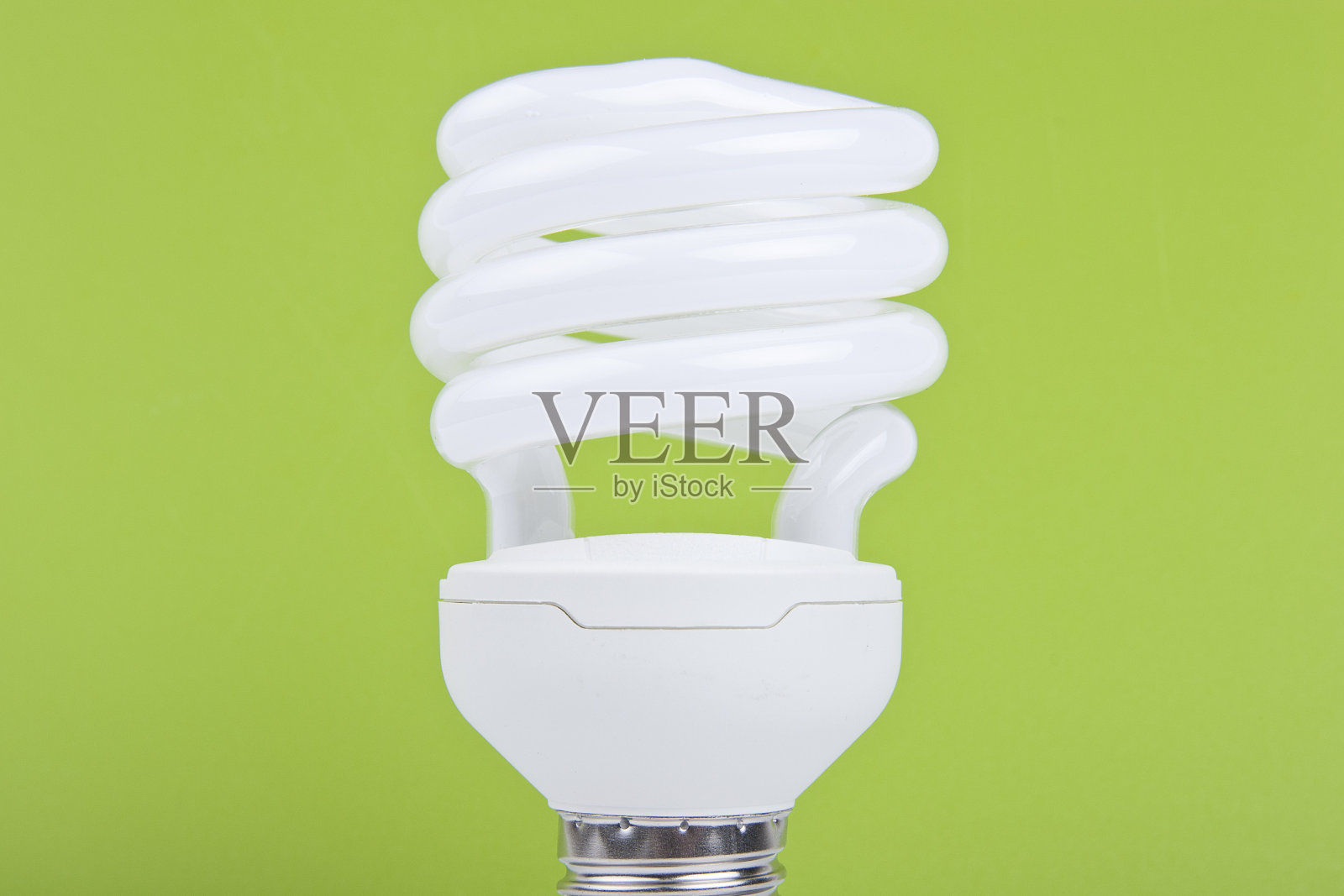 绿色背景的灯泡照片摄影图片